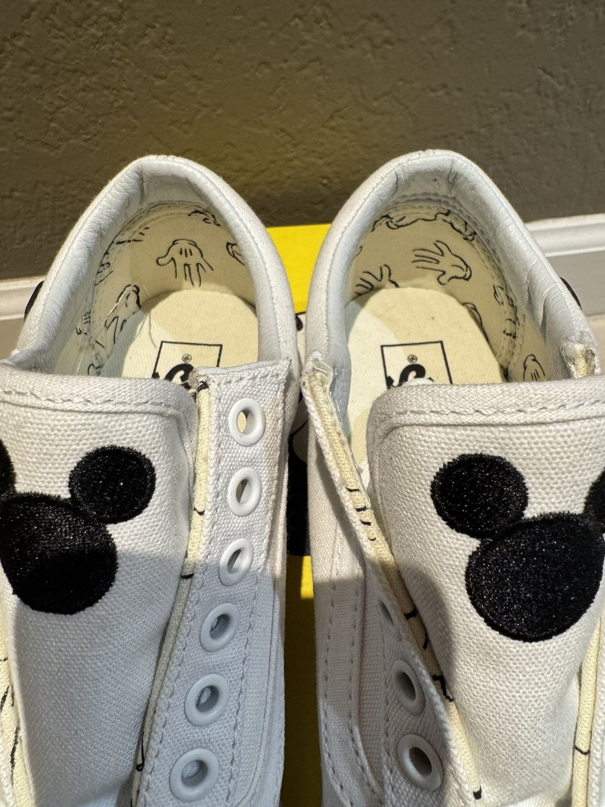 Disney × Vans NEW Disney x Vans 7.5 Men 9 Women White Mickey Old School Size US 7.5 / EU 40-41 - 4 Thumbnail