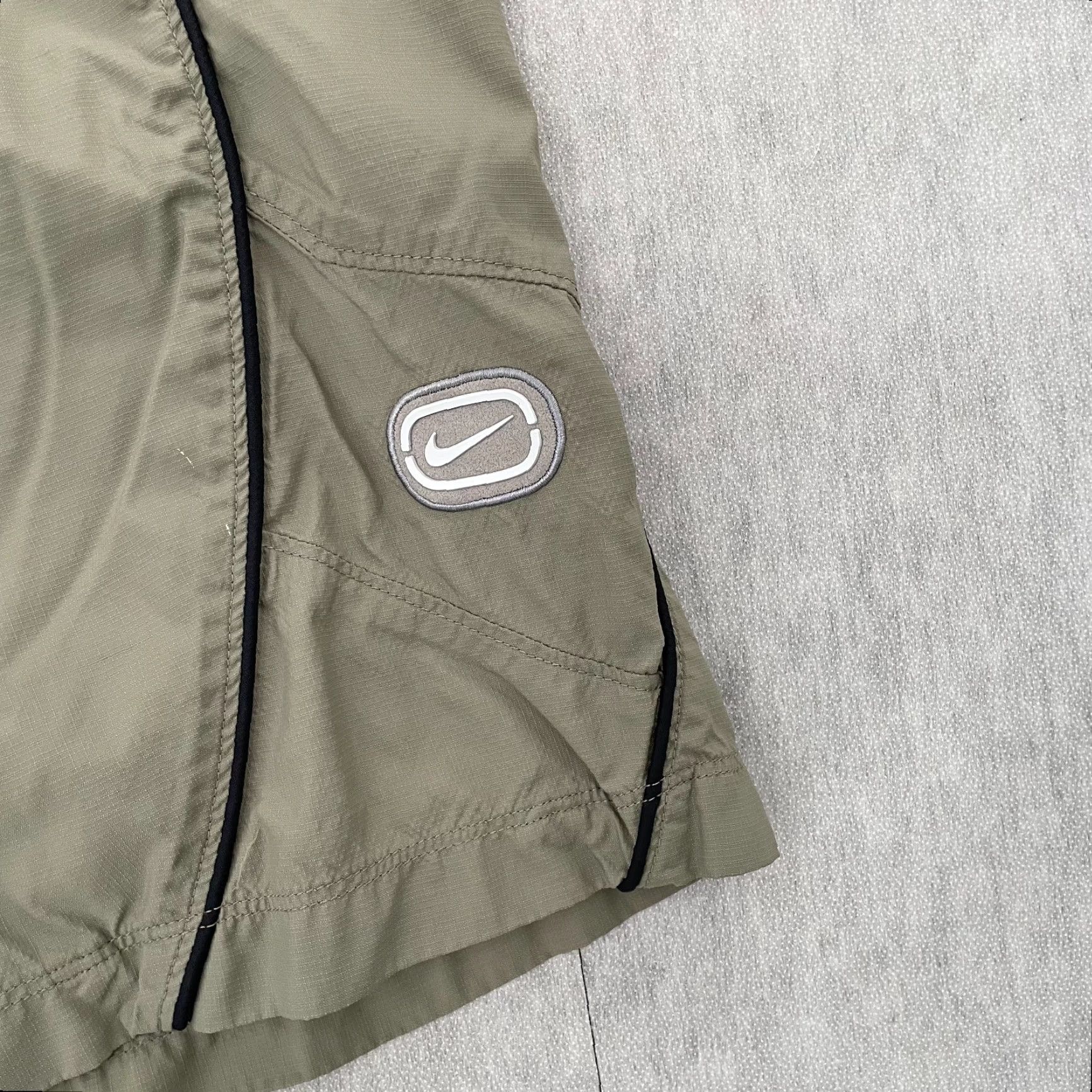 Nike VINTAGE Nike Shorts Adult Large Tan Lined Swim Trunks Swoosh Logo Mens L Y2K Navy Blue Beige Polyester Nylon Blended Fabric Size US 33 - 3 Thumbnail