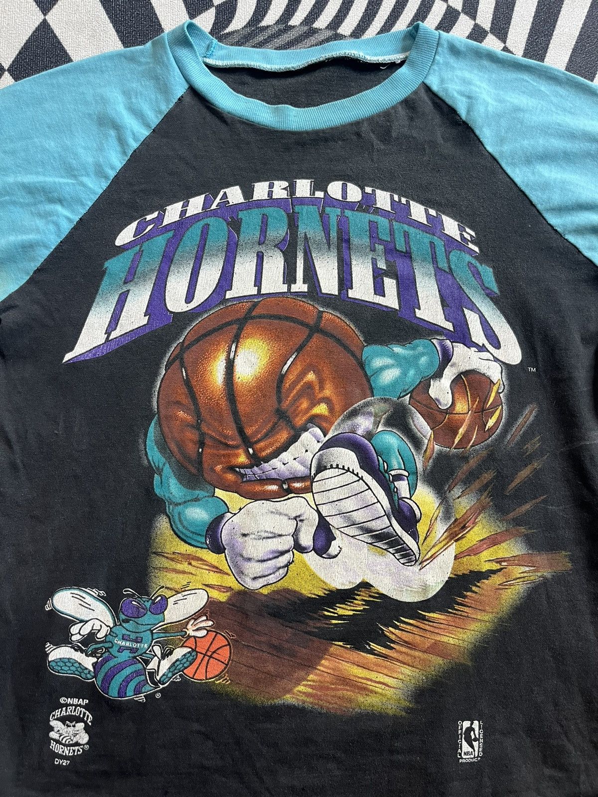 NBA Vintage CHARLOTTE HORNETS NBA 90’s Artwork Tshirt Size US M / EU 48-50 / 2 - 5 Thumbnail