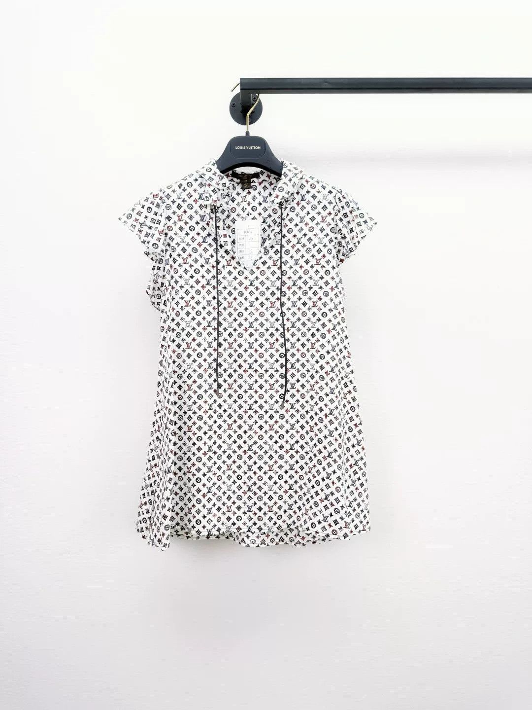 Louis Vuitton Louis Vuitton Silk Colorful Print Sleeveless Shirt Size XXS / US 00 / IT 34 - 1 Thumbnail