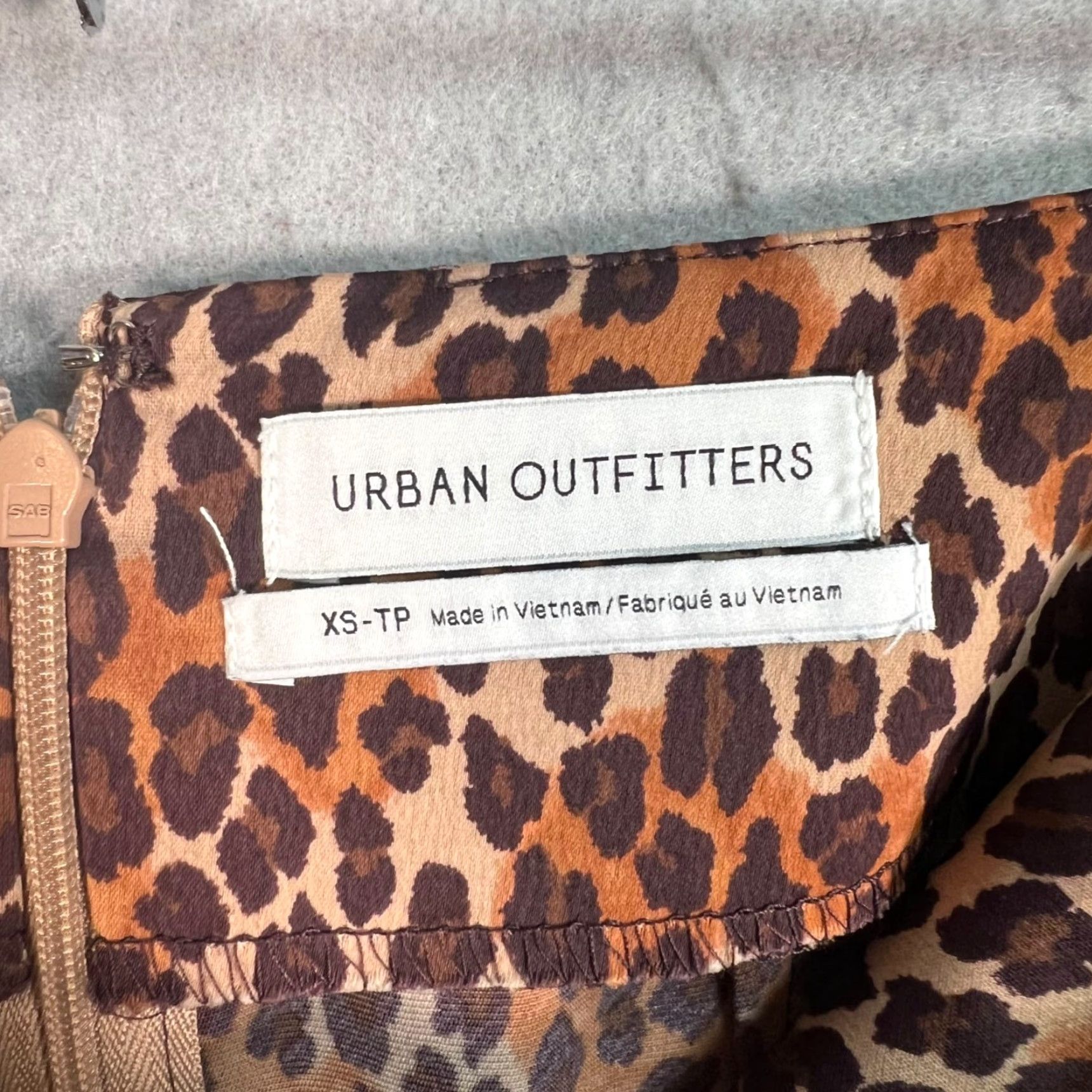 Urban Outfitters VINTAGE Urban Outfitters Leopard Print Midi Skirt XS Adult Womens XS Brown Animal Print Polyester Skirt Leopard MIDI Womens XS Brown Urban Outfitters Size 26" / US 2 / IT 38 - 3 Thumbnail
