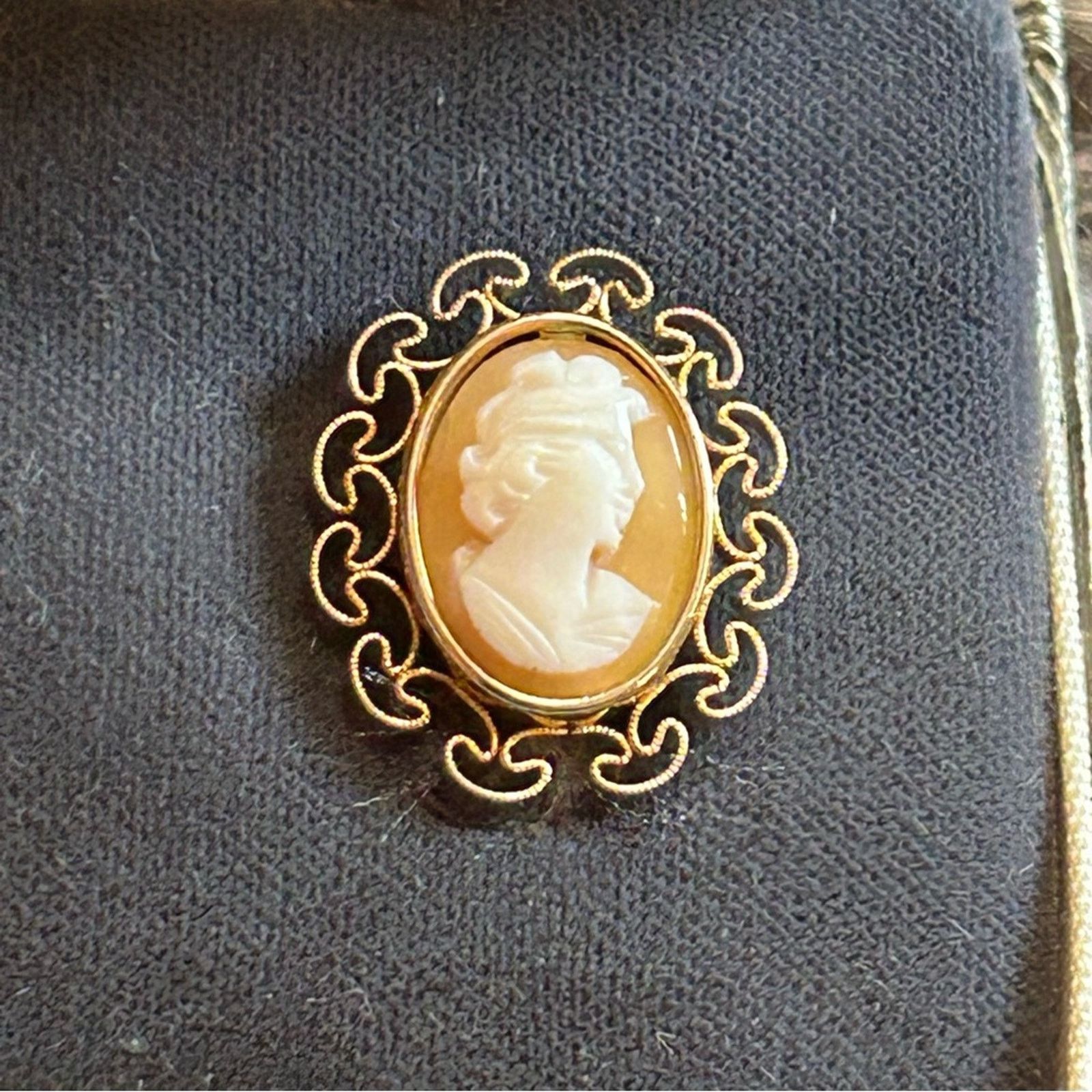 Vintage Vintage Krementz carved shell cameo 14kt gold earrings Size ONE SIZE - 3 Thumbnail