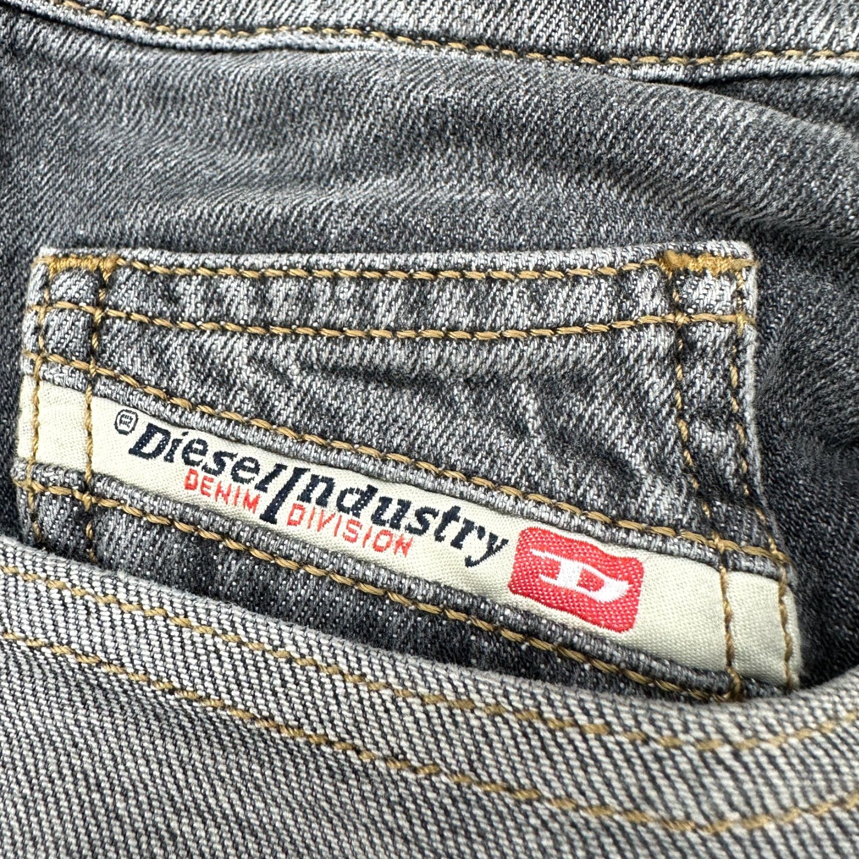 Diesel Diesel Jeans Mens 31x28 Grey Relaxed Straight Medium Wash Reversible? Light Wash Denim 5-Pocket City Logo USA Mens Hard to say Size US 31 - 3 Thumbnail