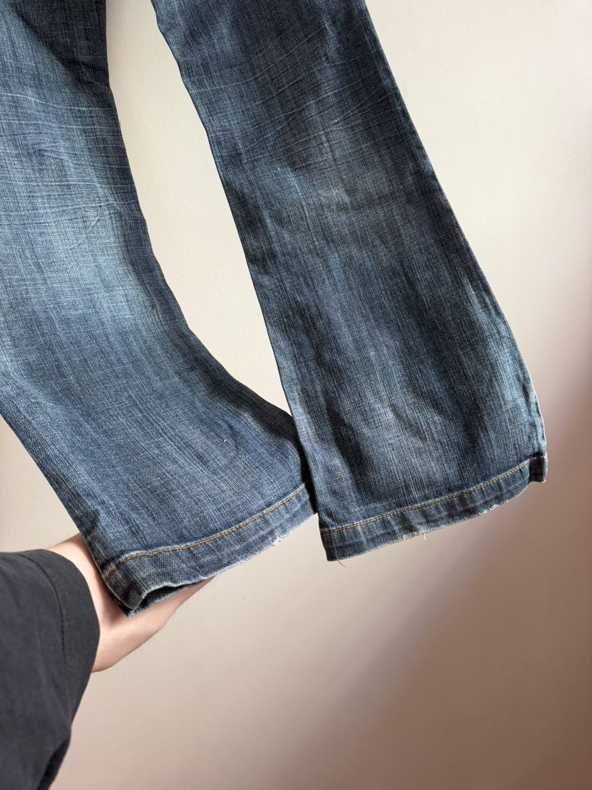 Vintage Vintage Y2K Mid Wash Flared Low Rise Denim Jeans Size 27" / US 4 / IT 40 - 6 Thumbnail