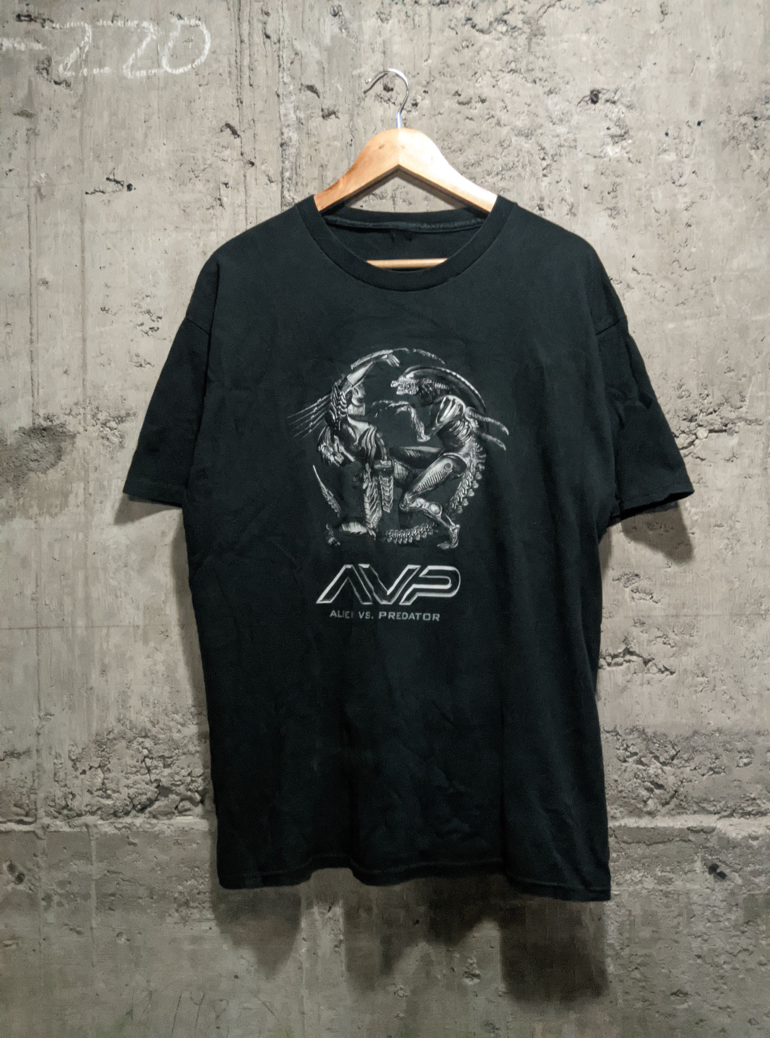 Vintage Vintage 2004 alien vs Predator promo t shirt Size US XL / EU 56 / 4 - 1 Thumbnail