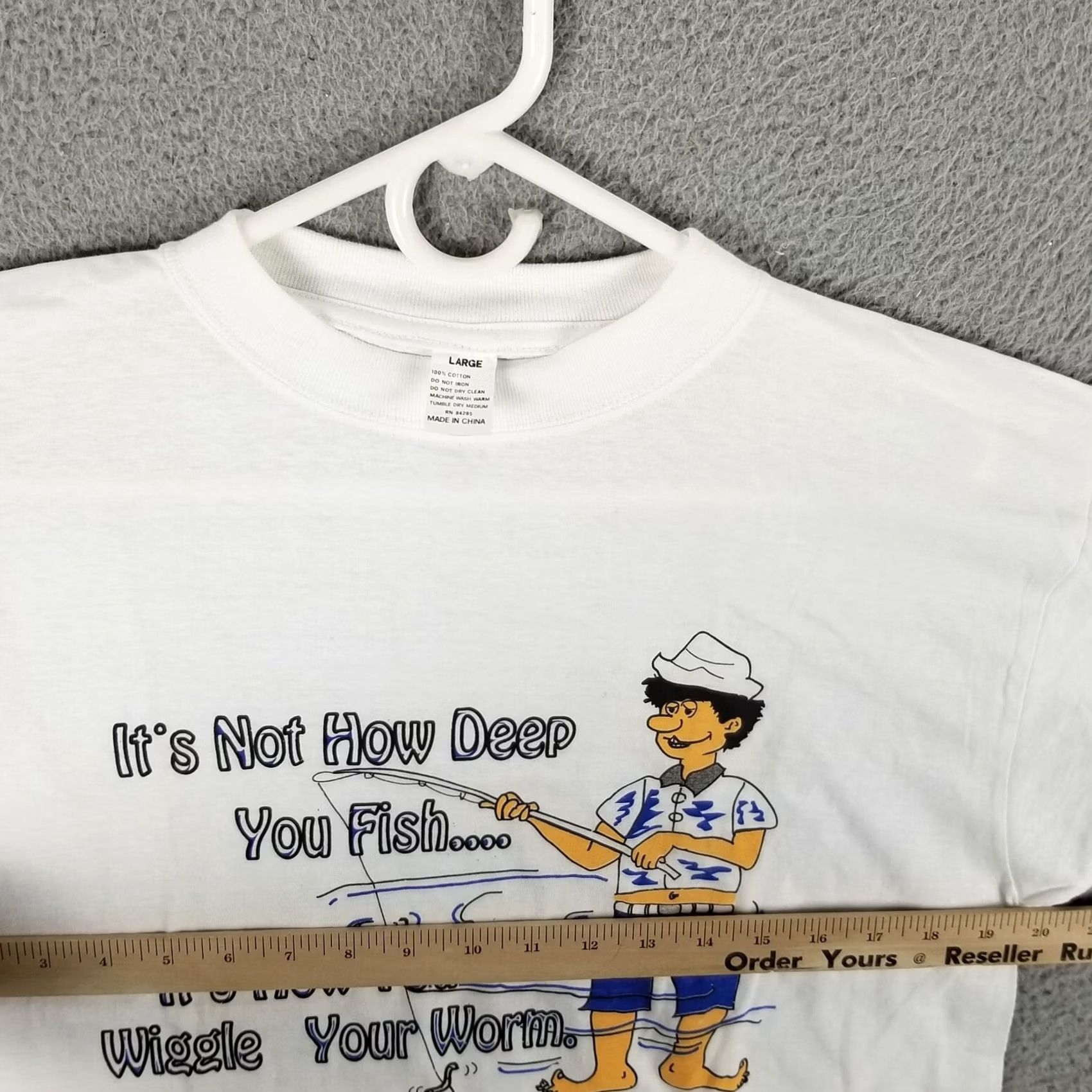 Vintage Funny T-Shirt Men Large White Wiggle Worm Tee Size US L / EU 52-54 / 3 - 6 Thumbnail