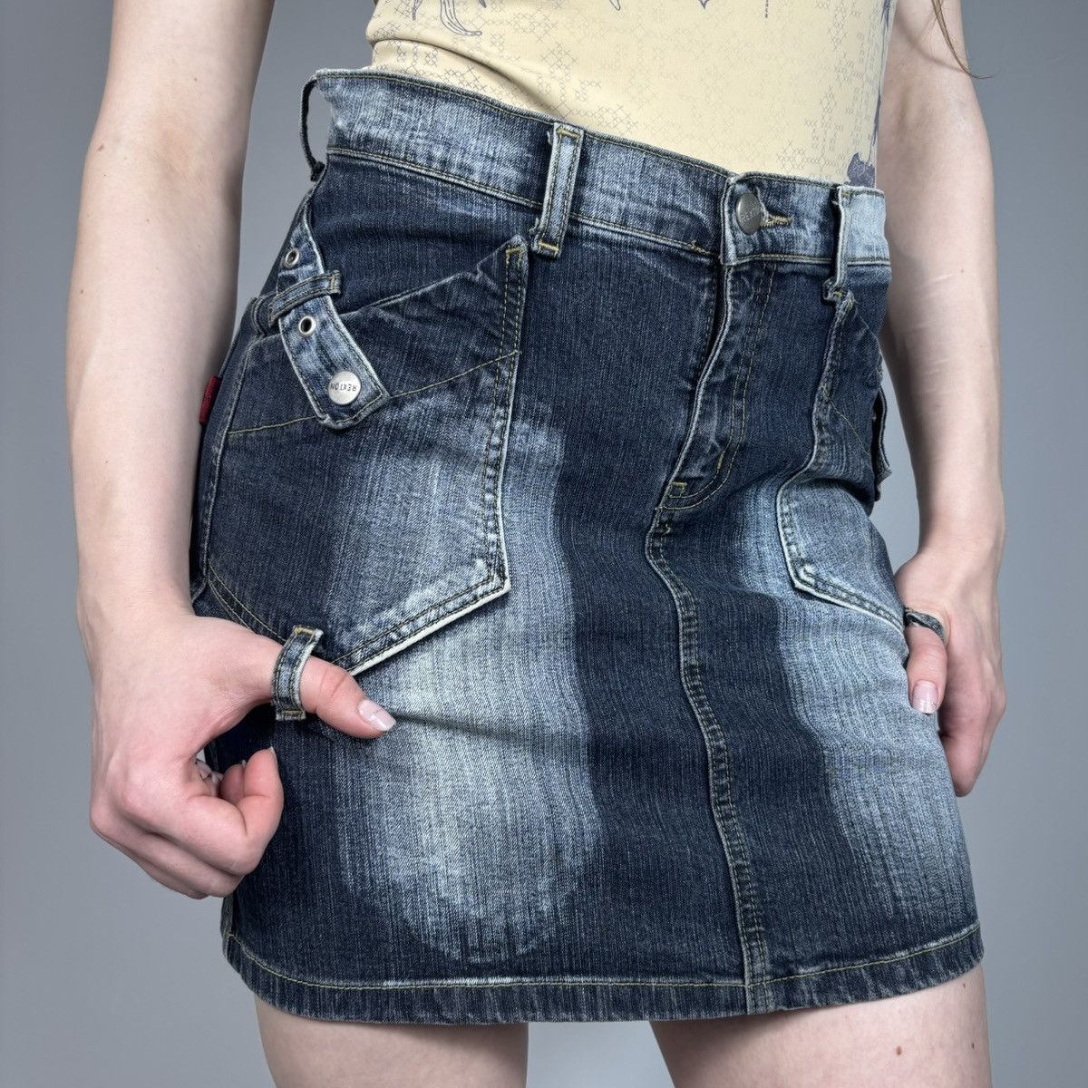 Japanese Brand Vintage Y2K Japanese Style Retro Denim Mini Skirt Size 25" / US 0 / IT 36 - 1 Thumbnail