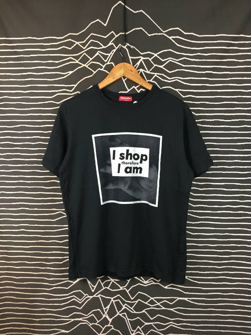 Barbara Kruger Uniqlo Barbara Kruger "I Shop Therefore I am" Art Tee Size US L / EU 52-54 / 3 - 2 Thumbnail