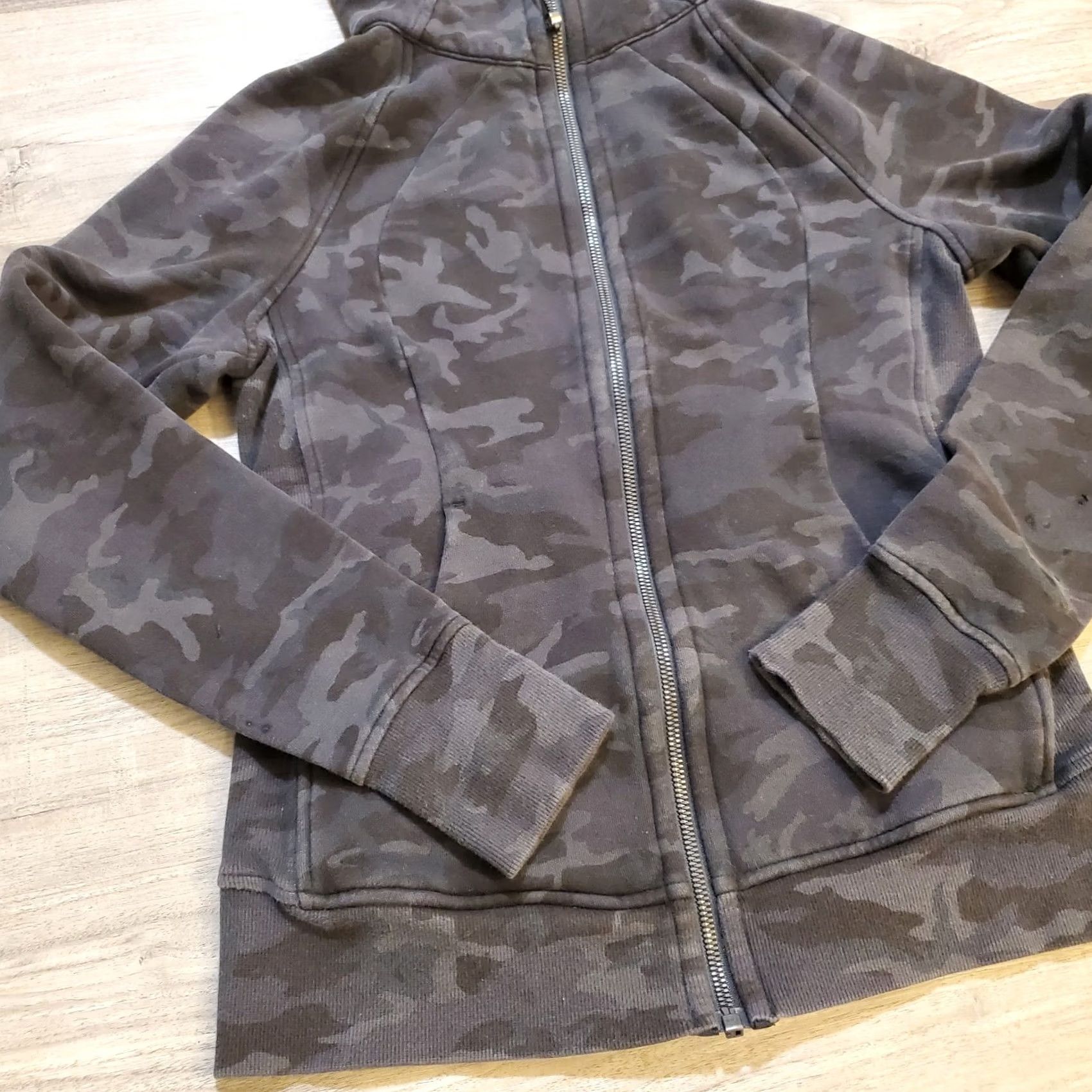 Lululemon Lululemon Scuba Hoodie Women’s Size 6 Black Camo Sweatshirt Full Zip Athleisure Size M / US 6-8 / IT 42-44 - 2 Thumbnail