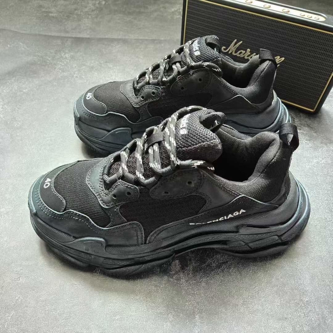 Balenciaga Balenciaga Distressed Gold Lowtop Sneakers S Men Size US 10 / EU 43 - 1 Thumbnail