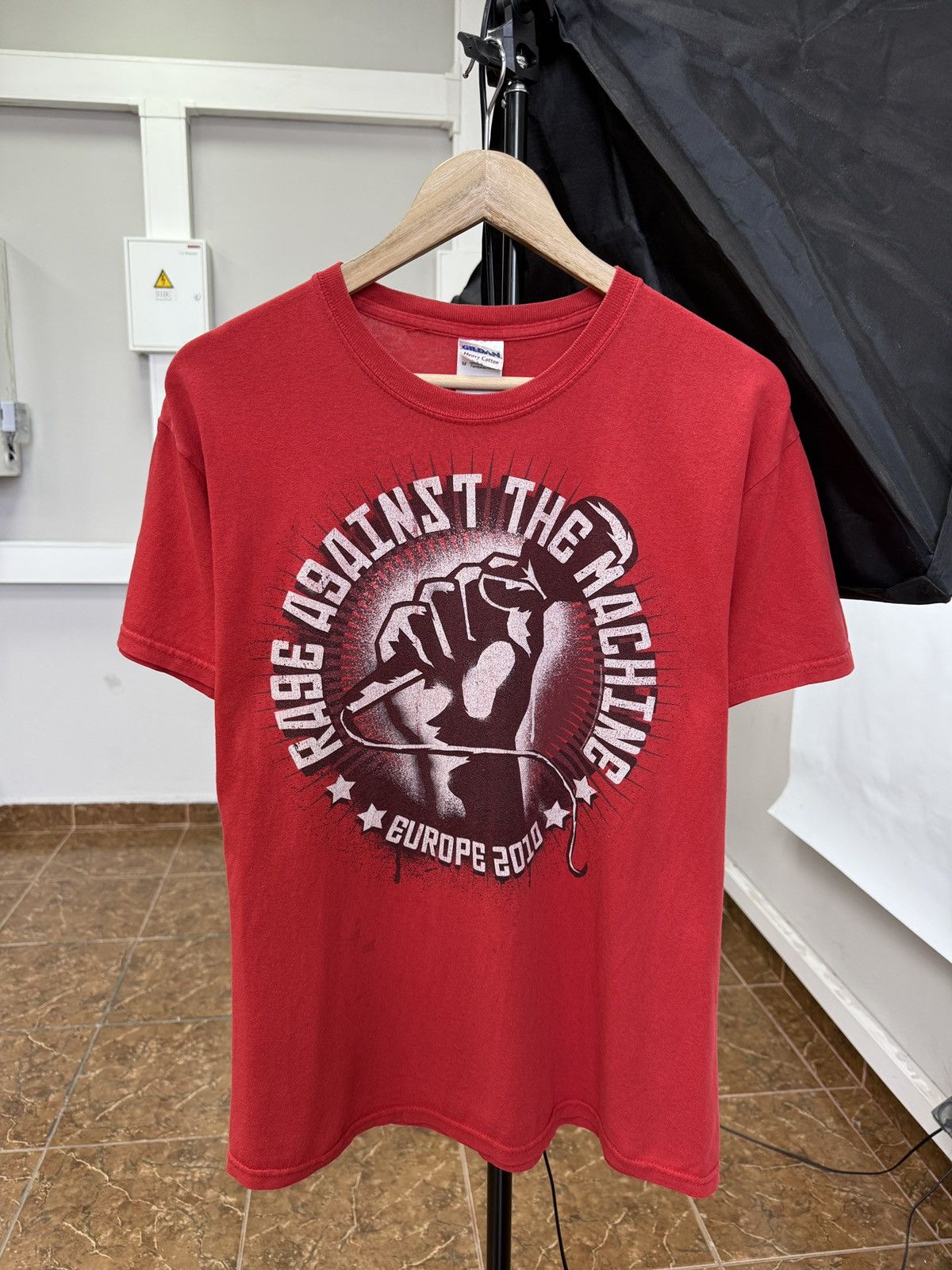 Rage Against The Machine 🇺🇸 Vintage Rage Against The Machine Europe 2010 Tour T-Shirt Size US M / EU 48-50 / 2 - 1 Thumbnail