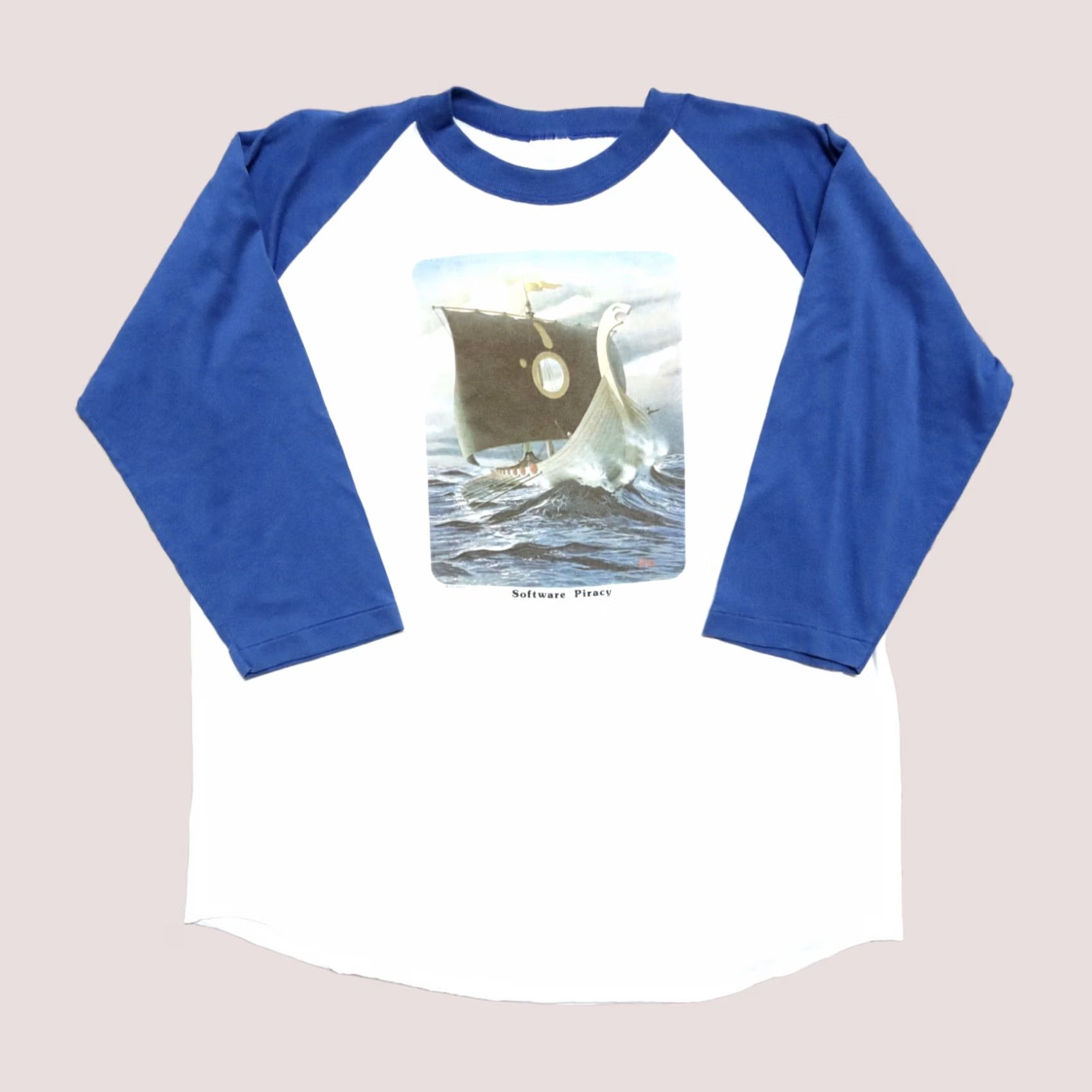 Vintage Vintage Robert Tinney Art Raglan Shirt XL White Raglan Shirt Mens Vintage 1981 Software Piracy 80s Shirt Size US XL / EU 56 / 4 - 1 Thumbnail