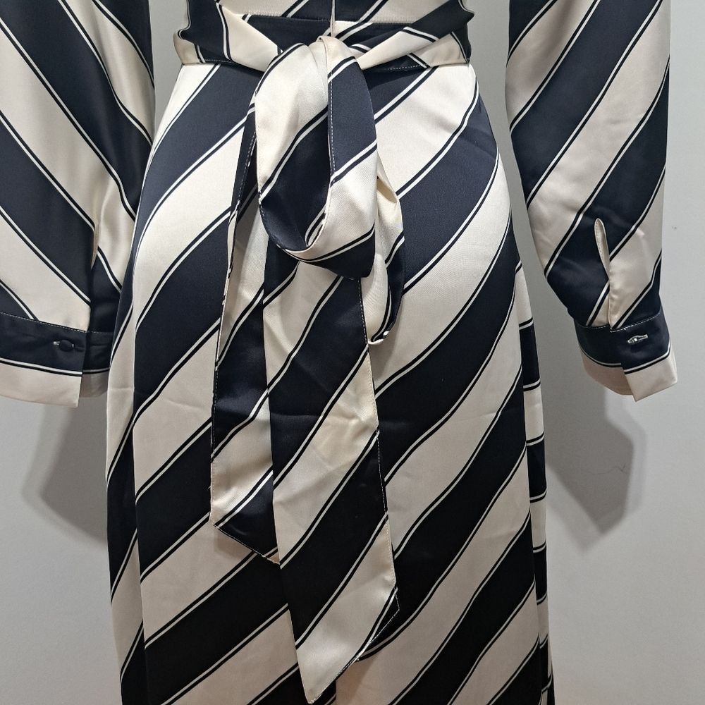 H&M H&M Twist Detail V-Neck Satin Dress Size XS Cream/ Black Size XS / US 0-2 / IT 36-38 - 11 Thumbnail