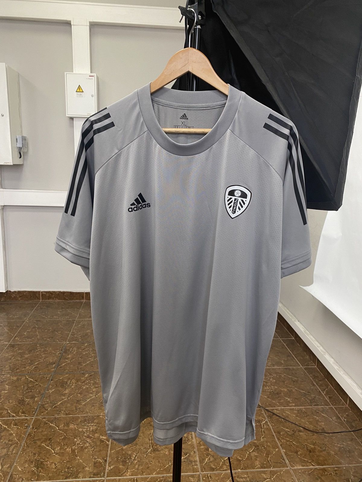 Adidas 🏴󠁧󠁢󠁥󠁮󠁧󠁿 Y2K 2020 Adidas Leeds United LUFC Soccer Jersey Blokecore Size US XL / EU 56 / 4 - 1 Thumbnail