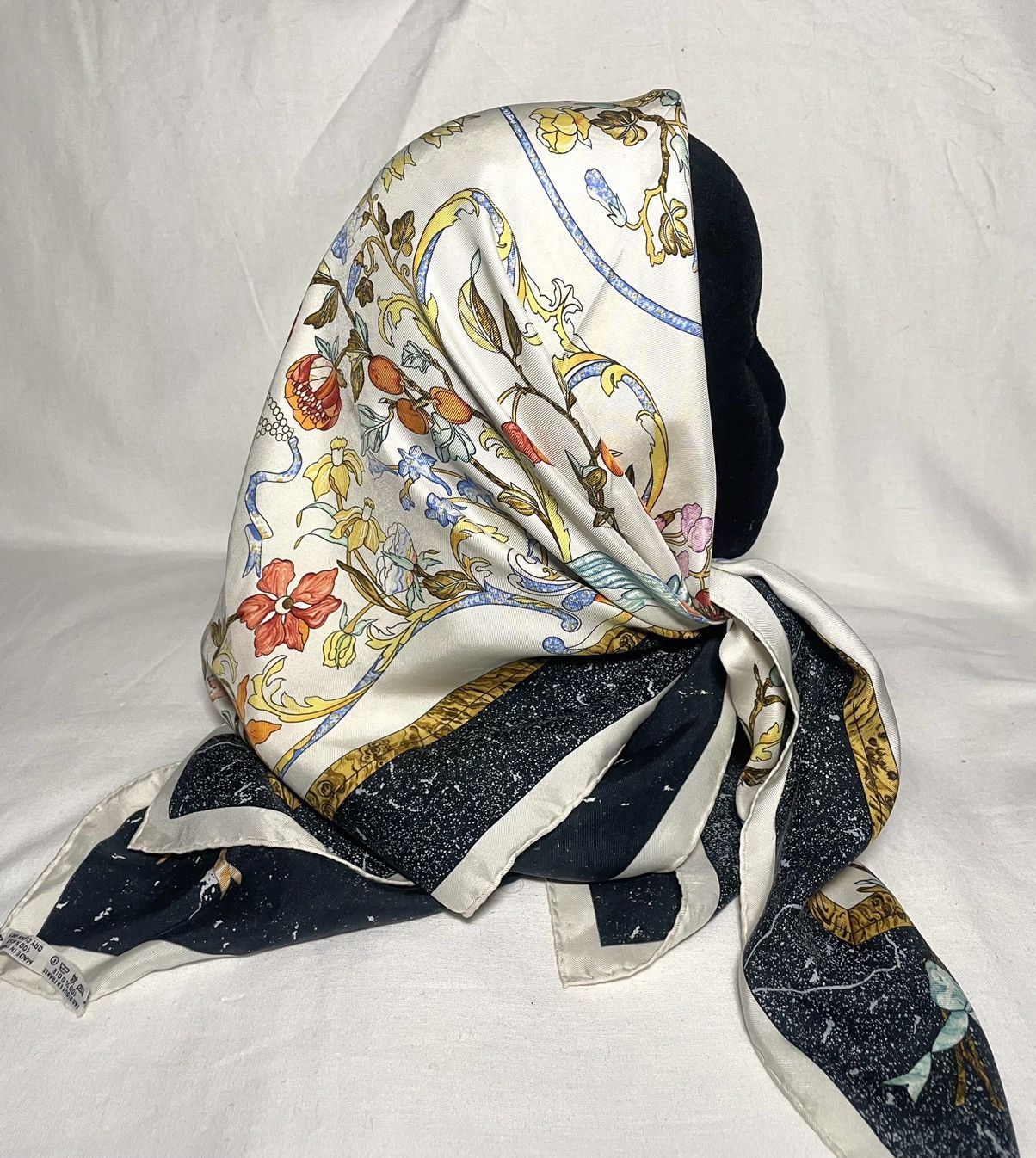 Hermes Hermes Pierres d’Orient et d’Occident white black silk scarf Size ONE SIZE - 9 Thumbnail