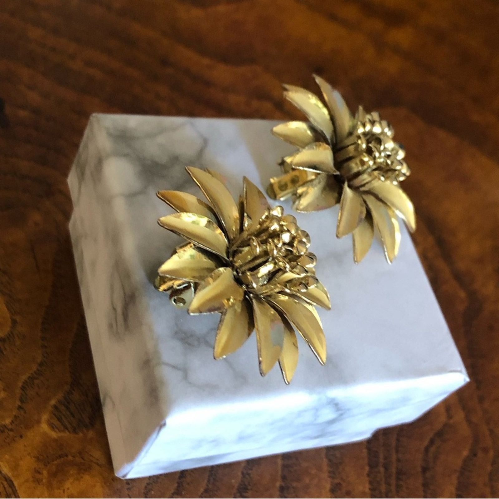 Vintage Vintage 70s gold tone metal flower cluster clip on earrings Size ONE SIZE - 2 Thumbnail