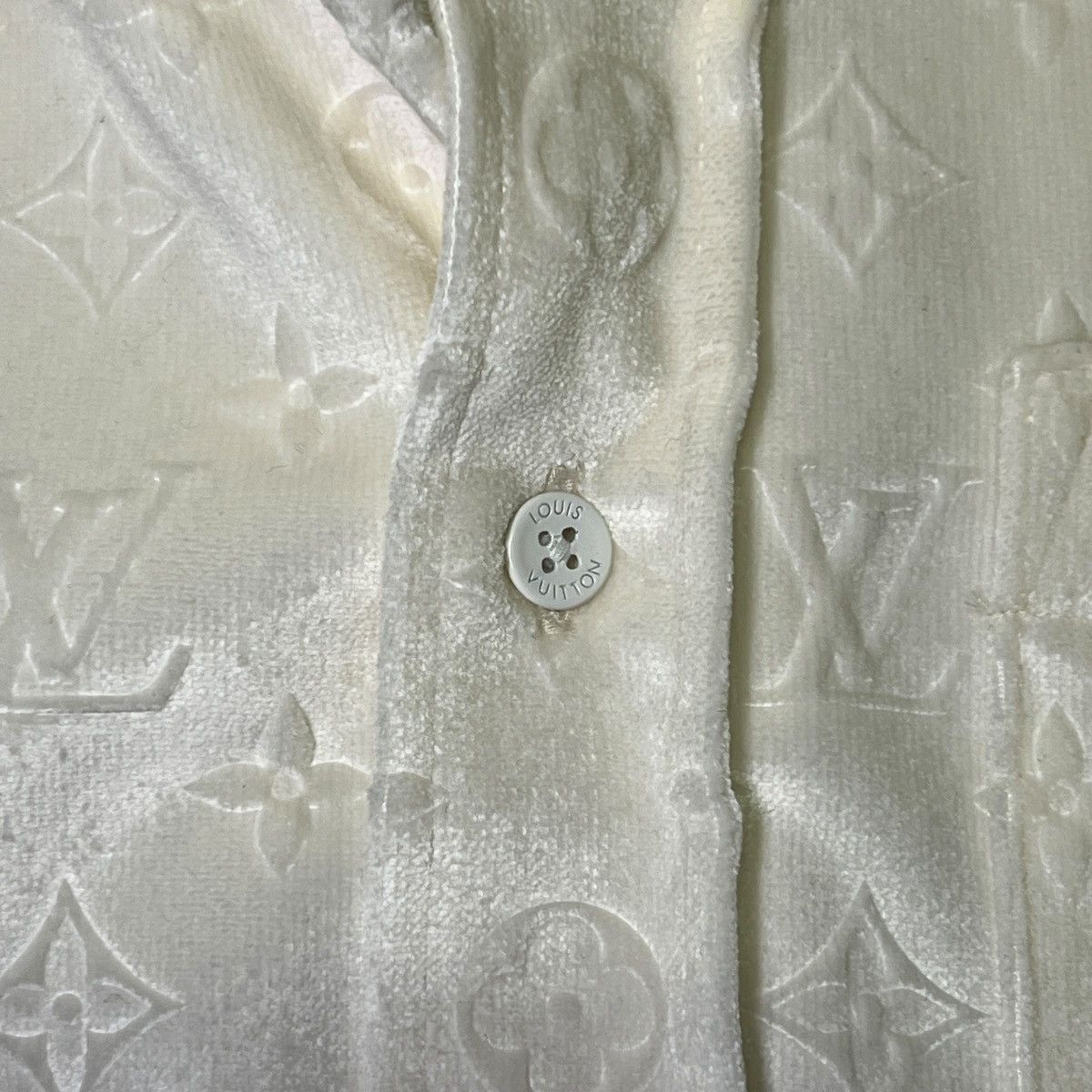 Louis Vuitton LOUIS VUITTON 2022AW White Velours Monogram Classic Shirt Size US XL / EU 56 / 4 - 3 Thumbnail