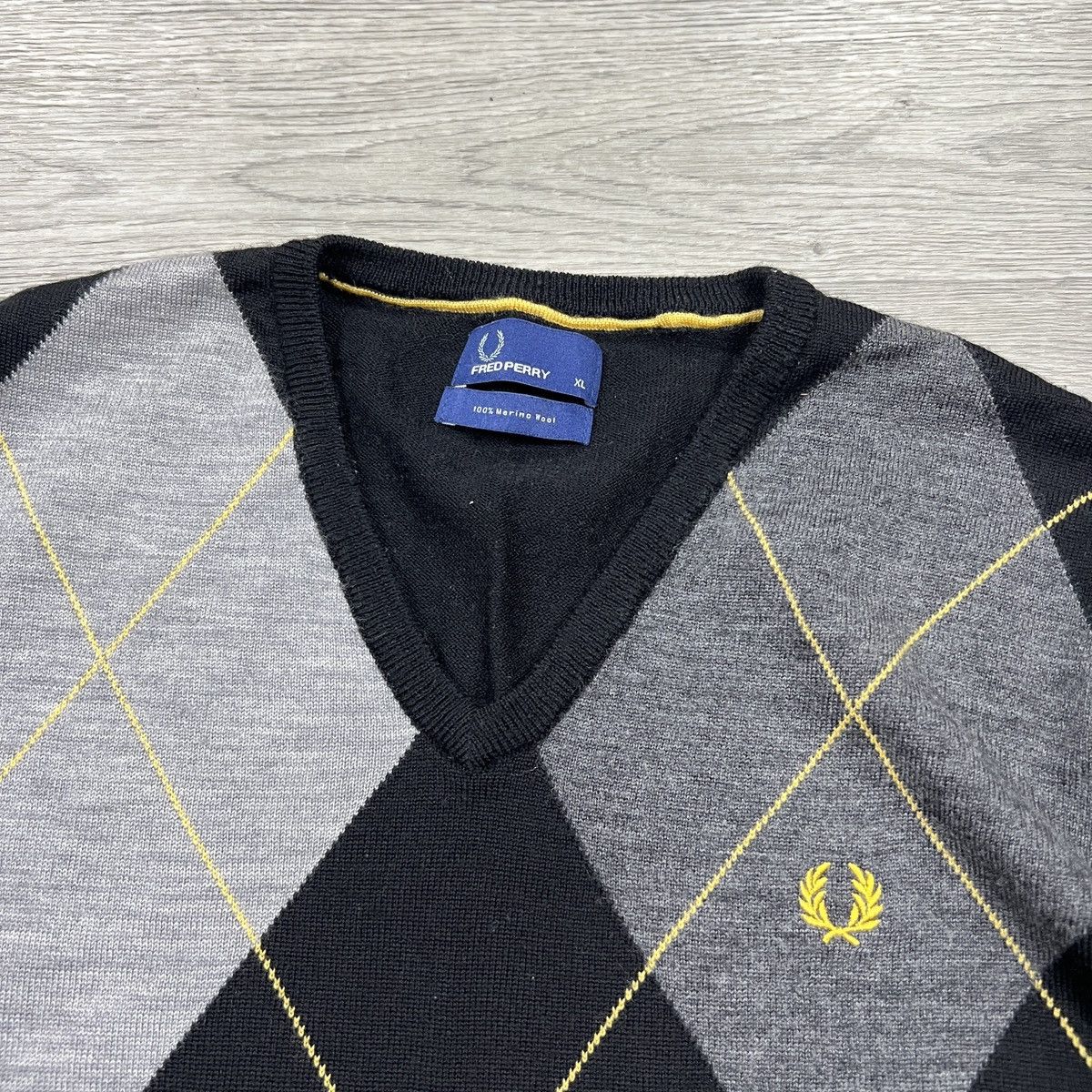 Fred Perry Fred Perry Merino Wool V-Neck Sweater Black Grey Gold Logo Size US XL / EU 56 / 4 - 4 Thumbnail