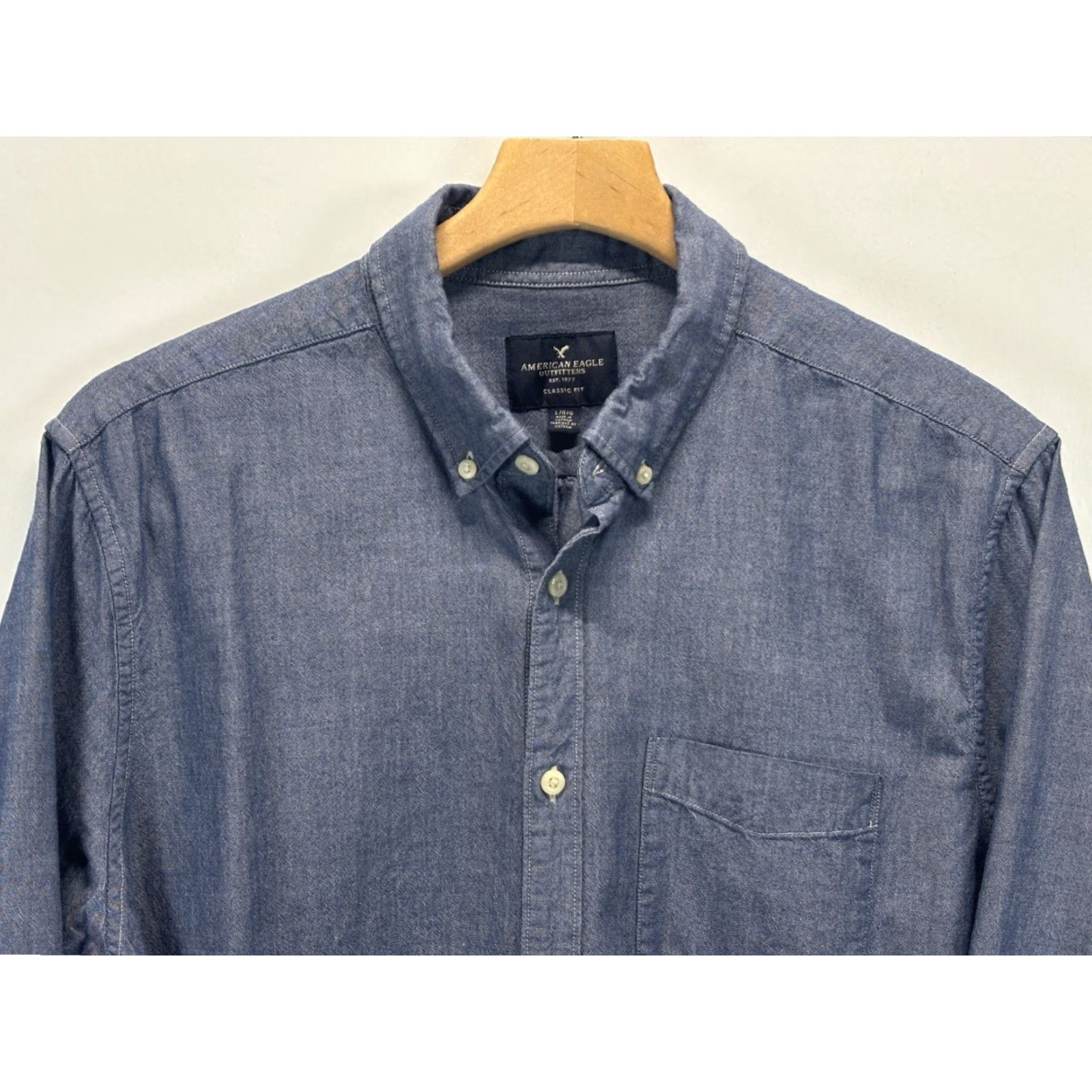American Eagle Outfitters VINTAGE American Eagle Men’s Button-Down Shirt Large Blue Chambray Twill Classic Fit Size US L / EU 52-54 / 3 - 2 Thumbnail