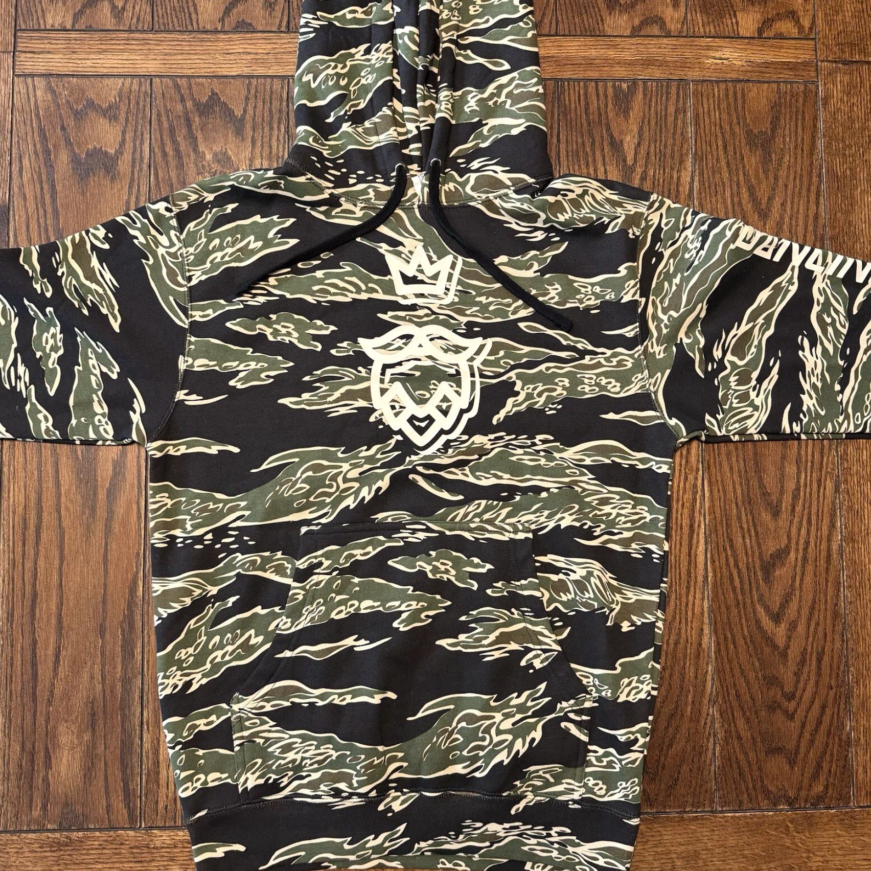 Vintage Dancing Gnome Beer Men’s Hoodie Size S Camo Pittsburgh Tiger Stripe New Sweatshirt Unisex Crew Neck Graphic Print Pullover Size US S / EU 44-46 / 1 - 2 Thumbnail