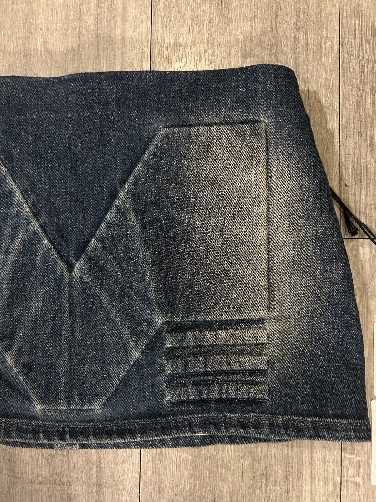 Mowalola EMBOSSED DENIM MINI SKIRT Size 28" / US 6 / IT 42 - 2 Thumbnail