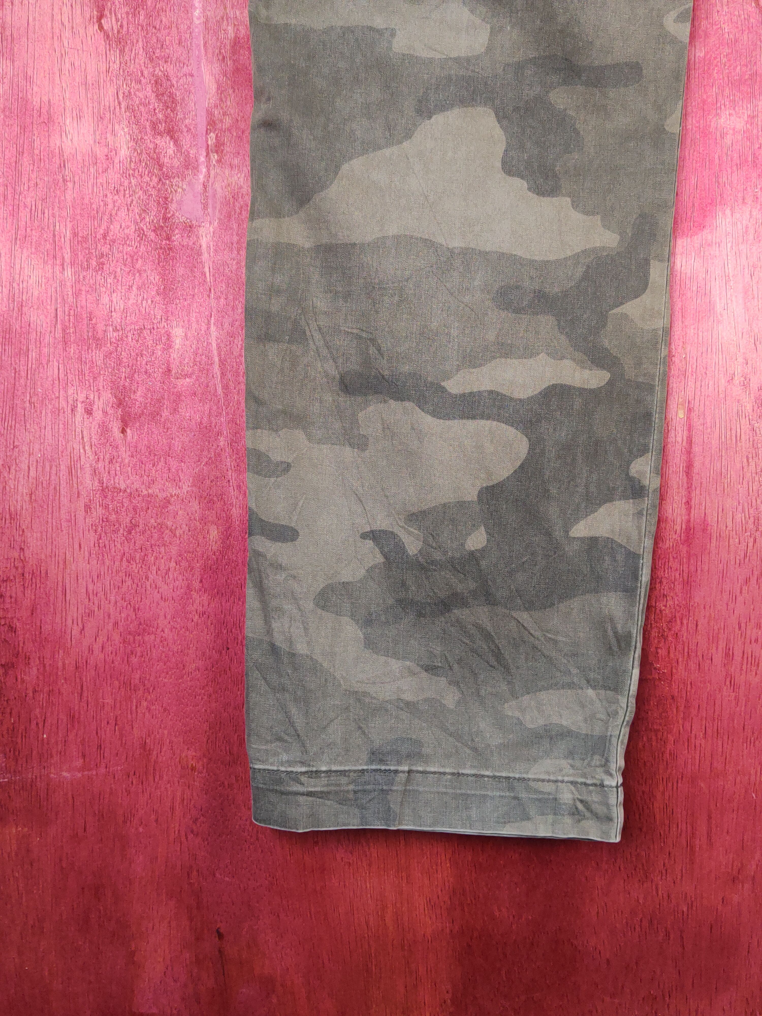 Japanese Brand Uniqlo Camouflage Multipocket Tactical Cargo Pants #1423 Size US 33 - 11 Thumbnail