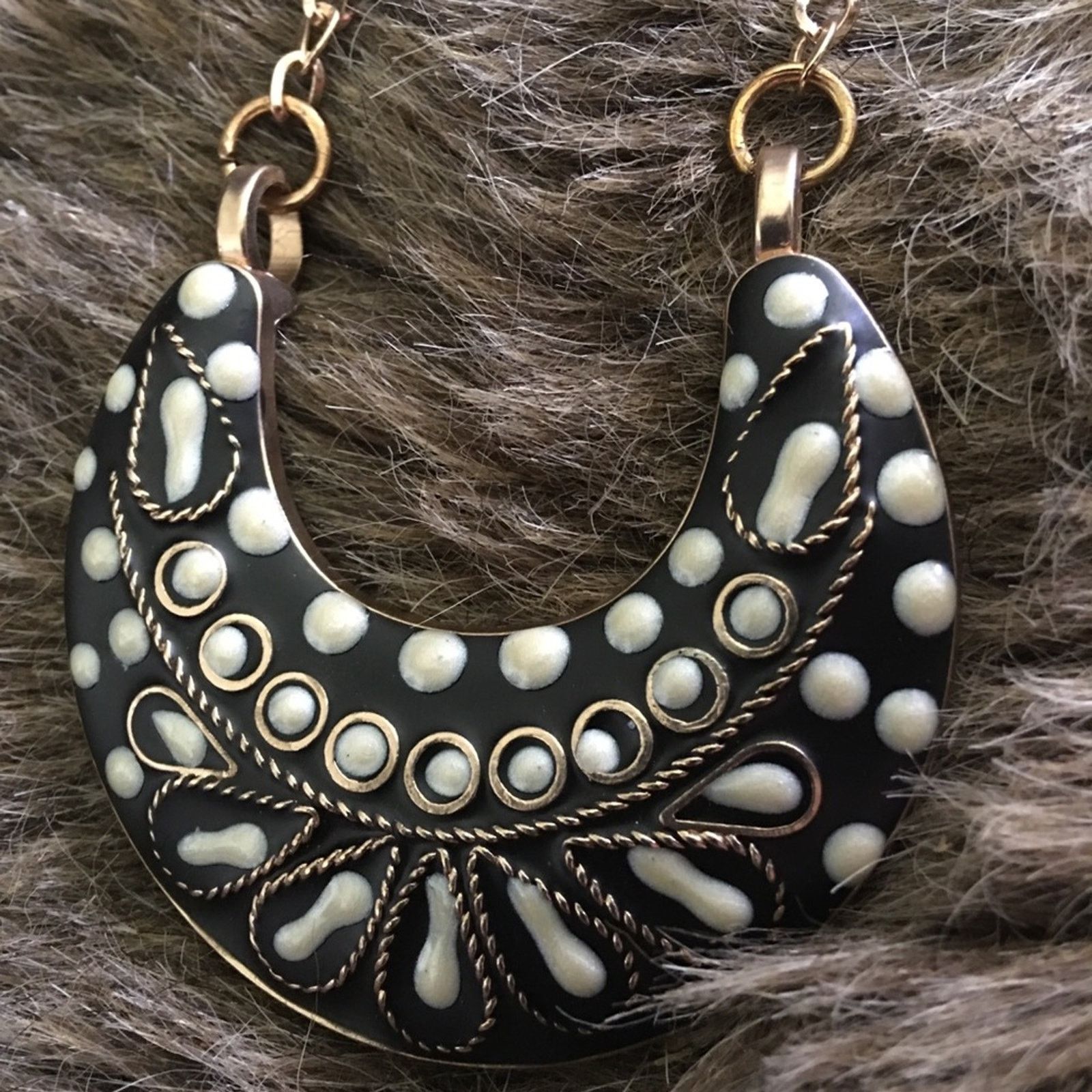 Jewelry Black and cream enamel medallion on gold chain Size ONE SIZE - 6 Thumbnail