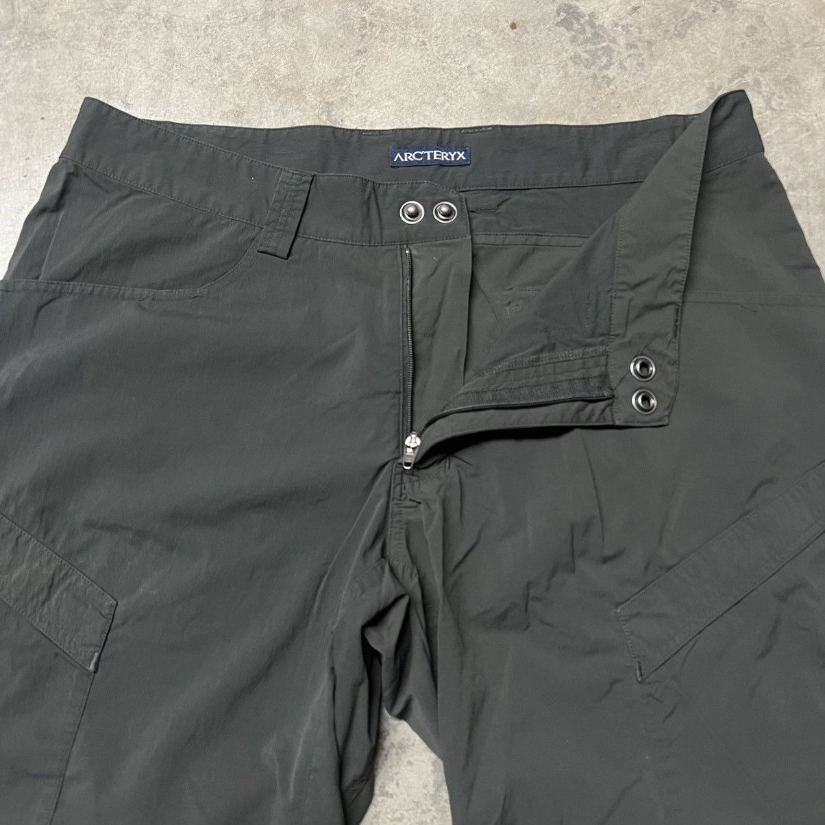 Arc'teryx × Vintage Vintage Arc’Teryx Asymmetrical Pocket Outdoor Shorts Size US 34 / EU 50 - 2 Thumbnail