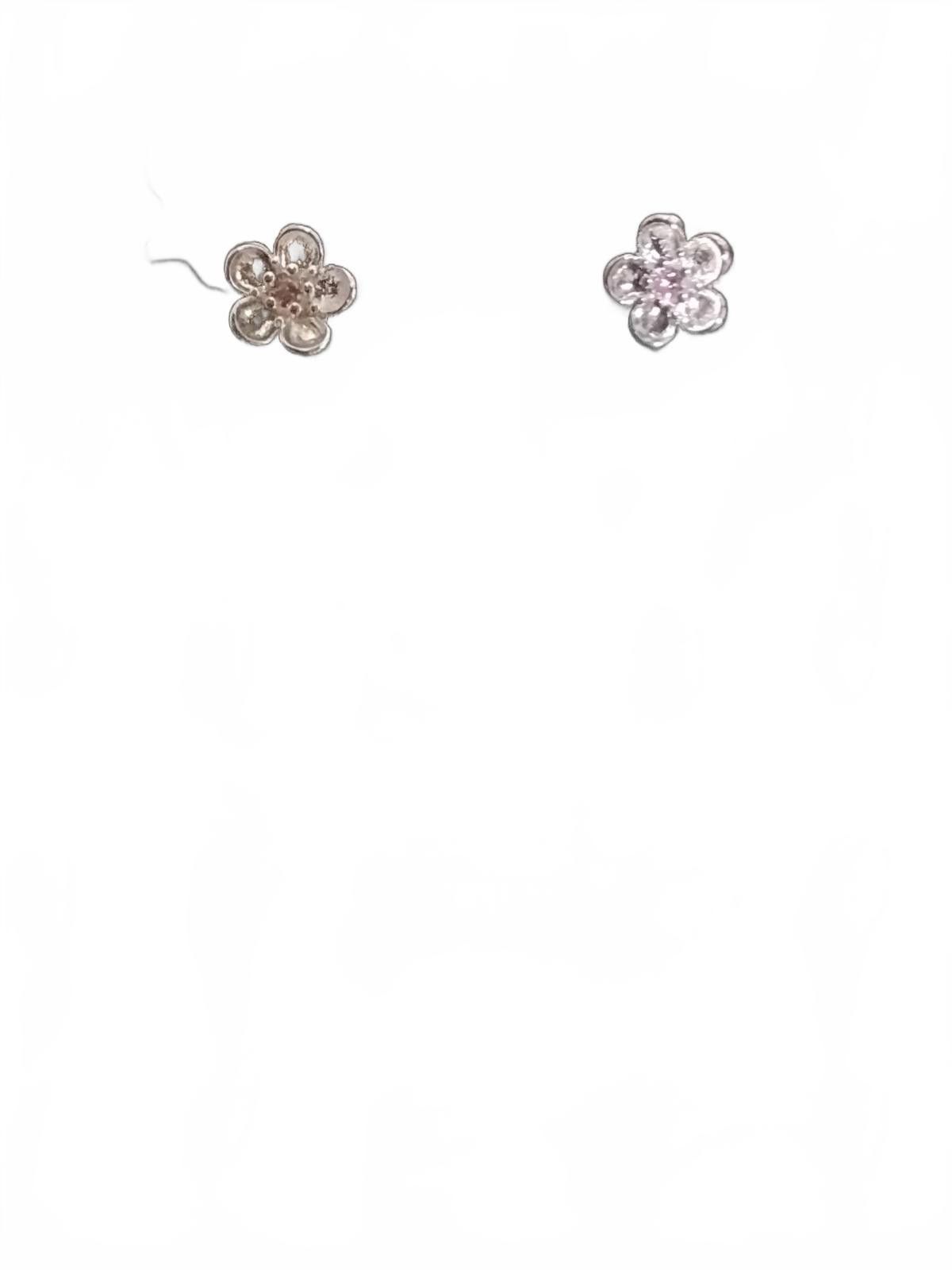 The Unbranded Brand Sparkling Flower Stud Earrings - Grab Yours Now! Size ONE SIZE - 3 Thumbnail
