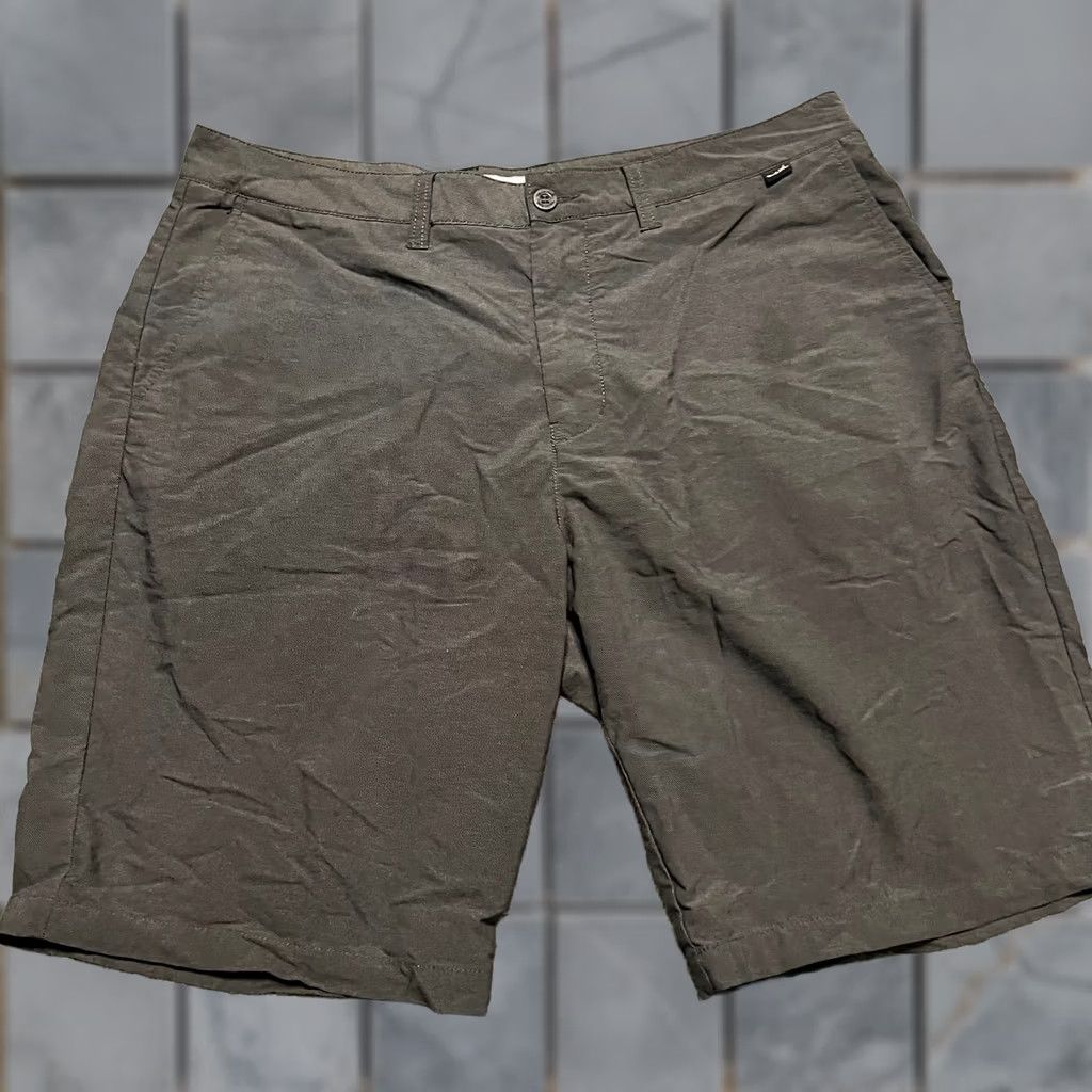 TravisMathew Travis Mathew Shorts Mens 38 Gray Golf Performance Hybrid Chino Regular 38x10.5 Mens Size US 38 / EU 54 - 1 Thumbnail