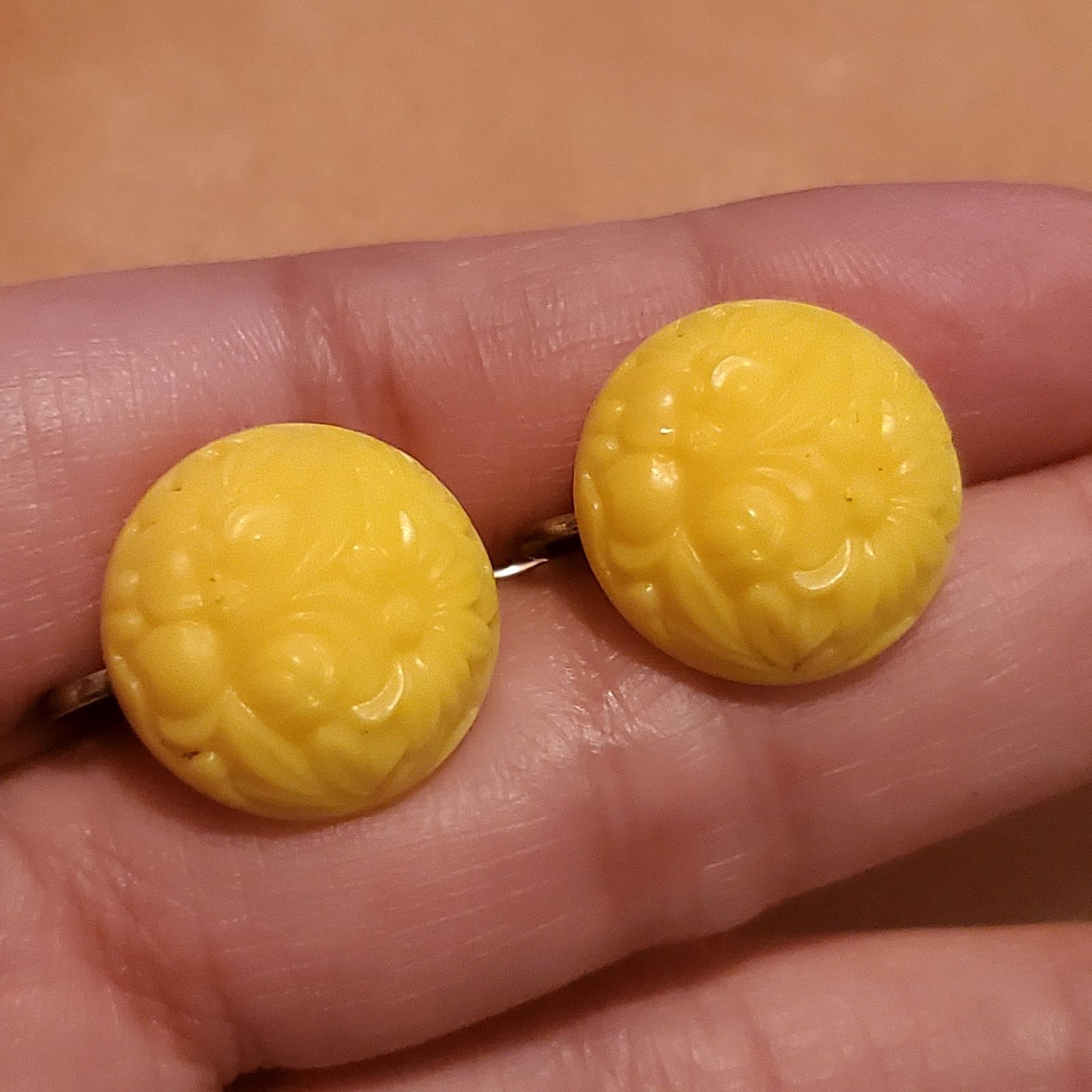 Other Lucite Floral Screw Back Earrings Vtg Unsigned Size ONE SIZE - 4 Thumbnail