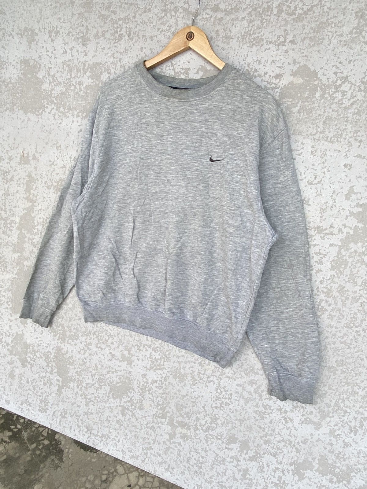 Other Vintage Nike Small Embroidered Crewneck Sweatshirt Gray Size US L / EU 52-54 / 3 - 2 Thumbnail