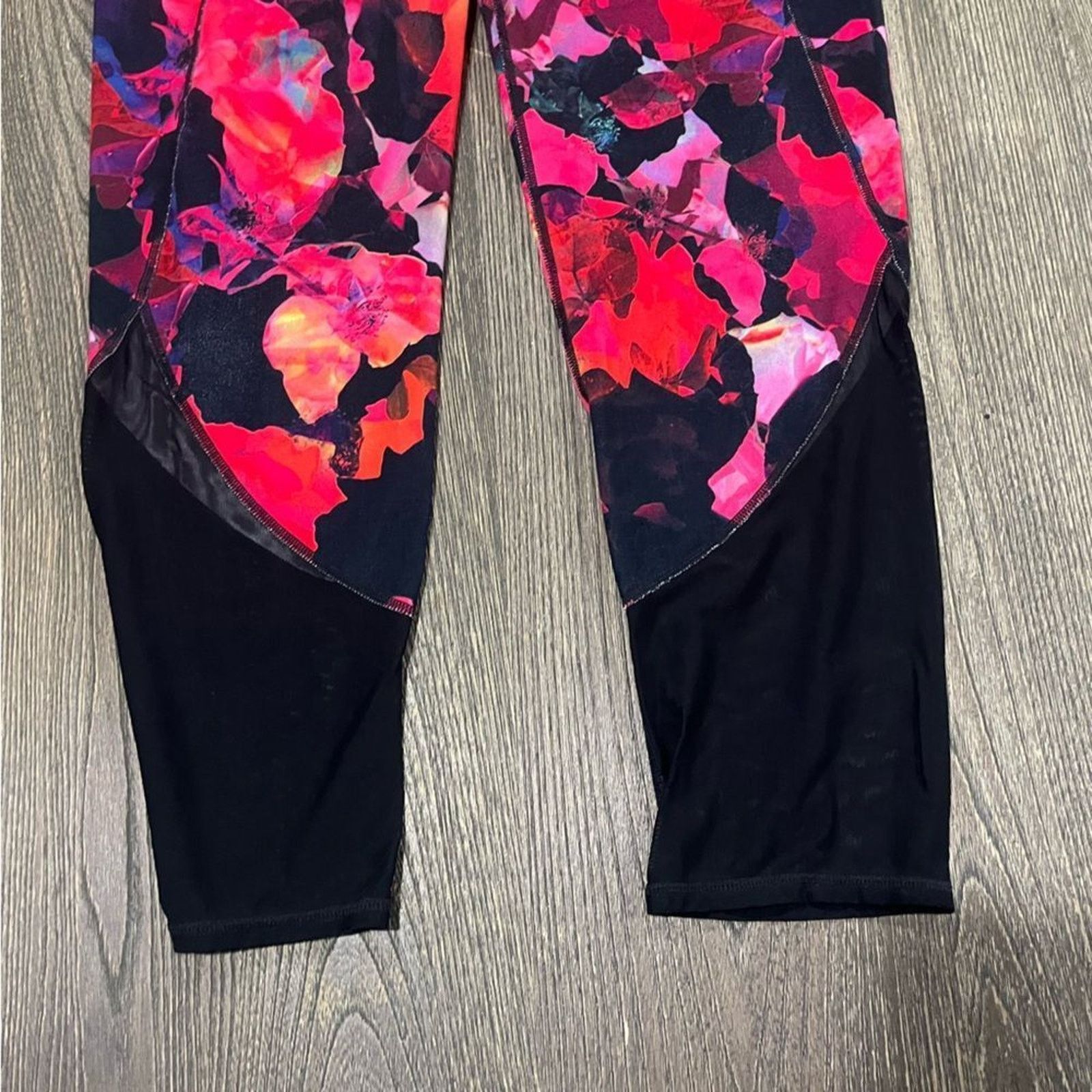 Athleta Athleta Mystique Chaturanga Mesh Capri Leggings High Rise Size 32" / US 10 / IT 46 - 2 Thumbnail