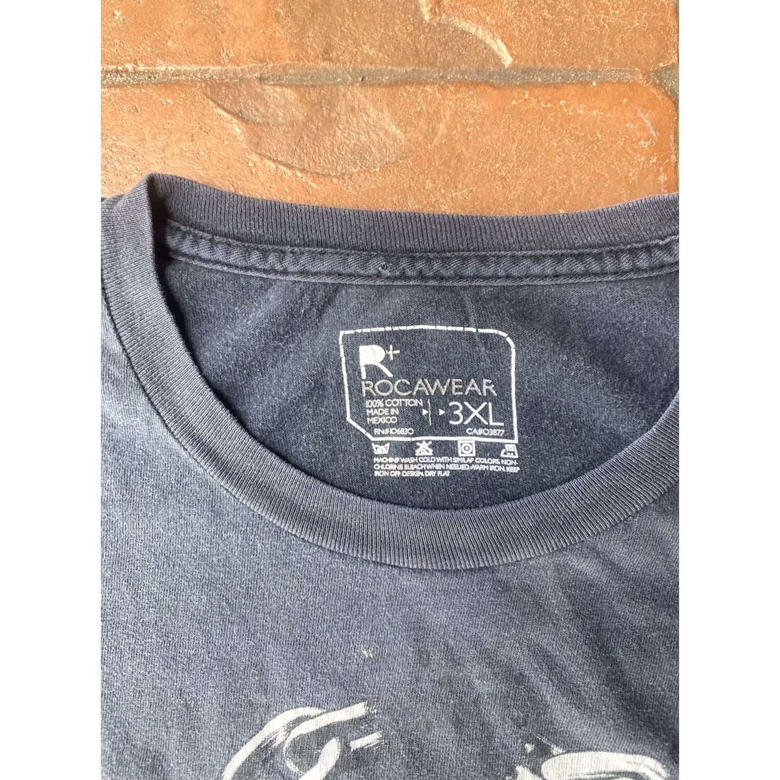 Rocawear VINTAGE Rocawear T-Shirt Hip Hop 3XL Black Short Sleeve Crew Neck Graphic Print Logo Grunge 90s City Fist Chain Mens Men Size US XXL / EU 58 / 5 - 2 Thumbnail