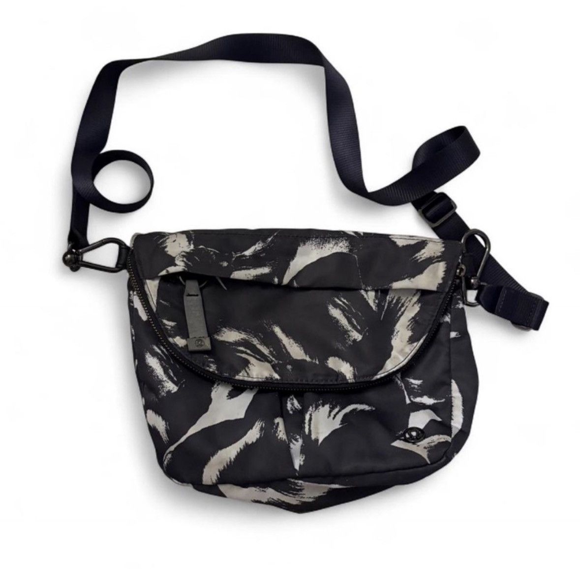Lululemon Lululemon Black zip crossbody pouch Size ONE SIZE - 1 Thumbnail