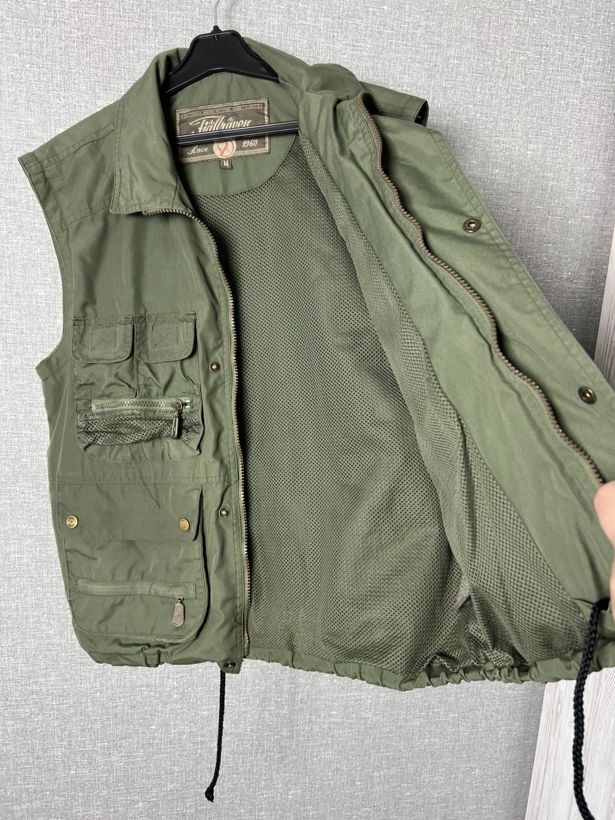 Fjallraven Vintage Rare Fjallraven Multi Pocket Men’s Vest Size M Size US M / EU 48-50 / 2 - 16 Thumbnail