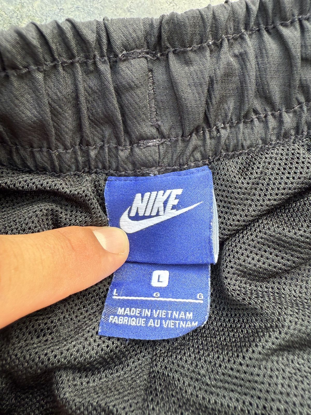 Nike 90’s NIKE RARE SWOOSH Y2K RETRO LOGO VINTAGE NYLON PANTS Size US 32 / EU 48 - 6 Thumbnail