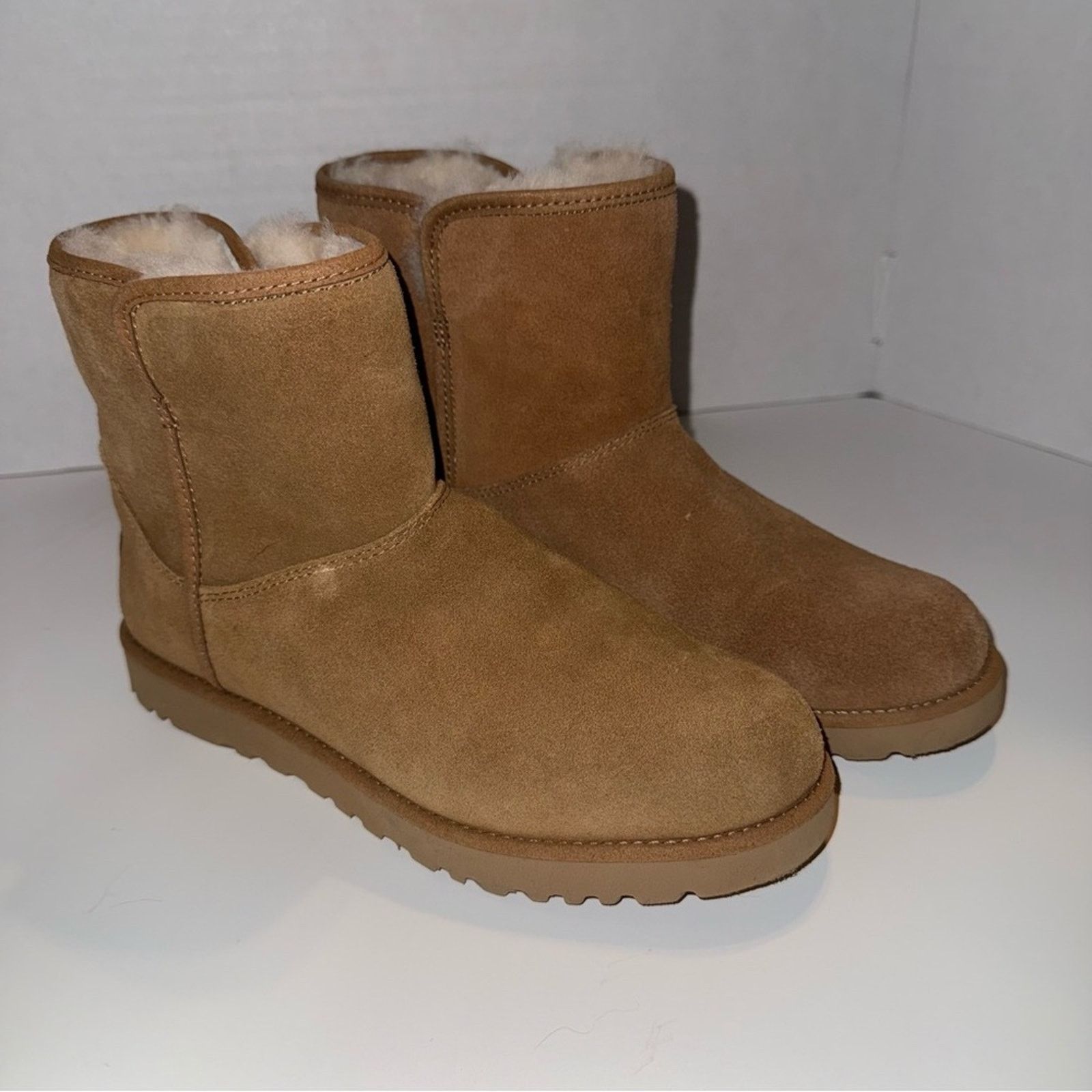 Ugg NWOT UGG Classic Mini 2s Winter Cozy Chestnut Suede Boots 7 Size US 7 / IT 37 - 6 Thumbnail