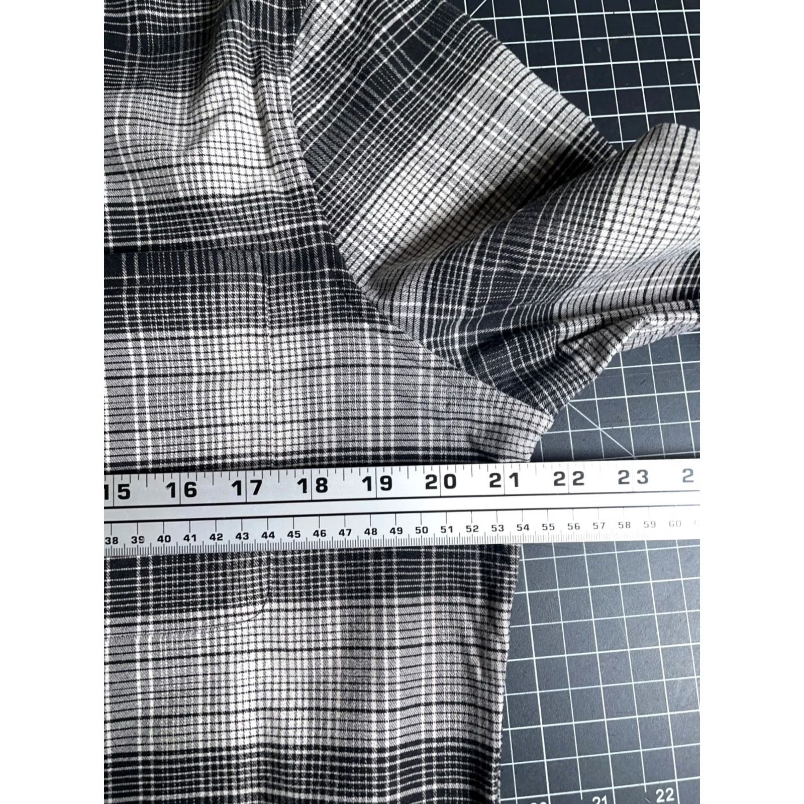 Lululemon Lululemon Shirt Mens Medium Gray Plaid Lightweight Flannel Zip Pocket Button-Up Casual Shirt (Regular) Size US M / EU 48-50 / 2 - 5 Thumbnail