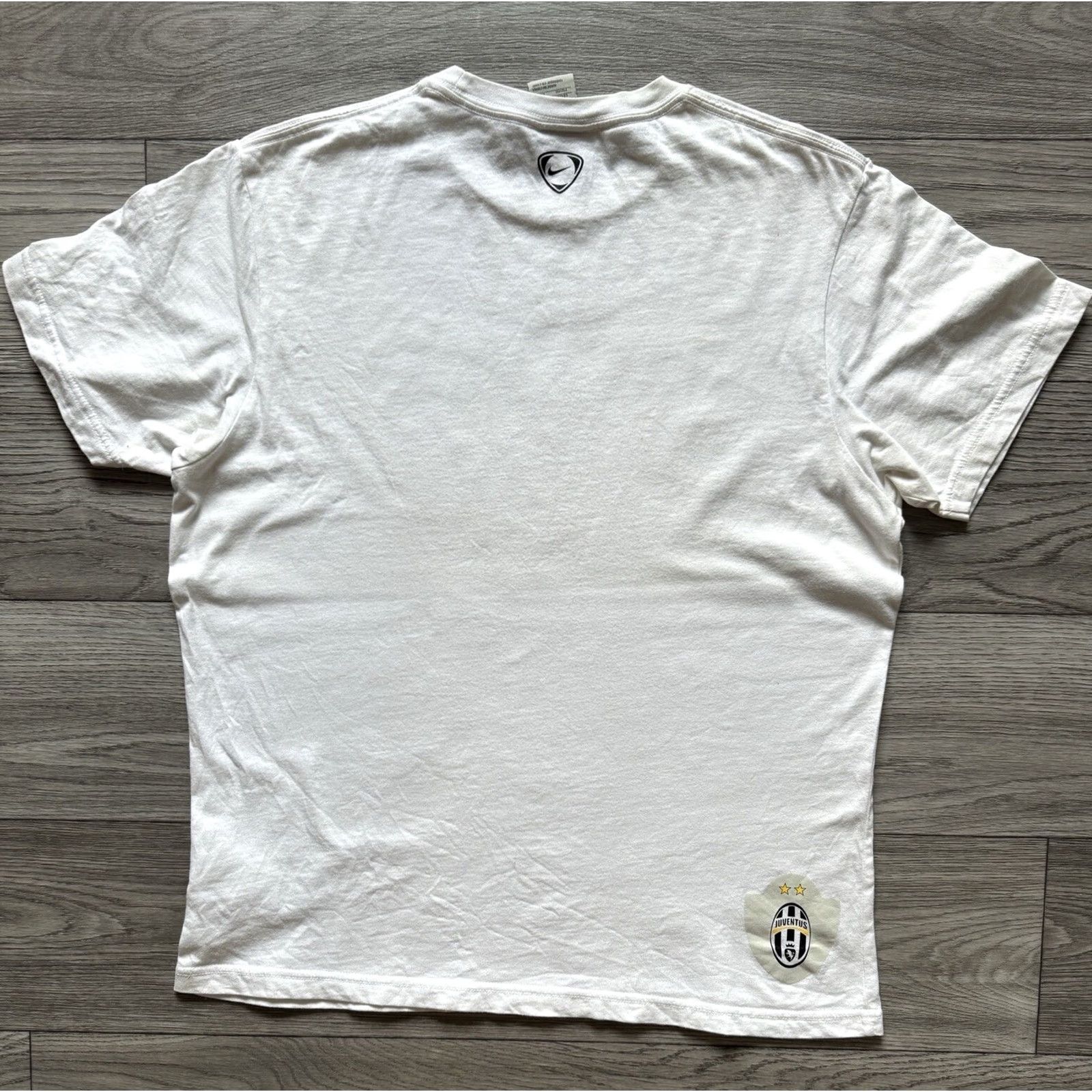 Nike VINTAGE Nike Graphic Tee Juventus White L Mens 2008-09 Zebra Merchandise Shirt T-Shirt Nike Mens L White 2008-09 Zebra Size US L / EU 52-54 / 3 - 2 Thumbnail
