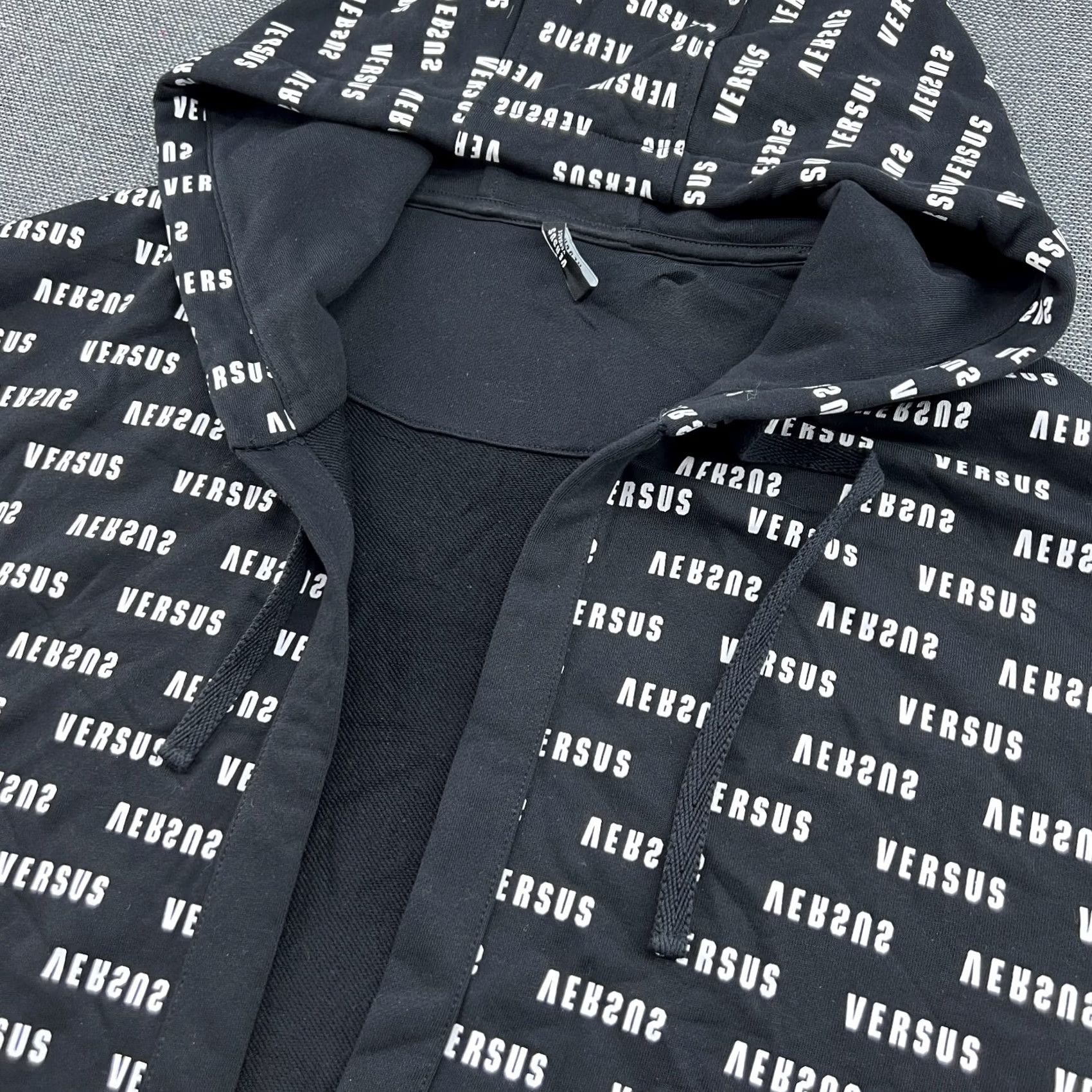 Versace Versace Versus Hoodie Sweatshirt 2XL Drawstrings AOP Spellout Black White Mens Pullover Hooded Pockets Cotton Canvas Long Sleeve Round Neck NY Style Size US XXL / EU 58 / 5 - 3 Thumbnail