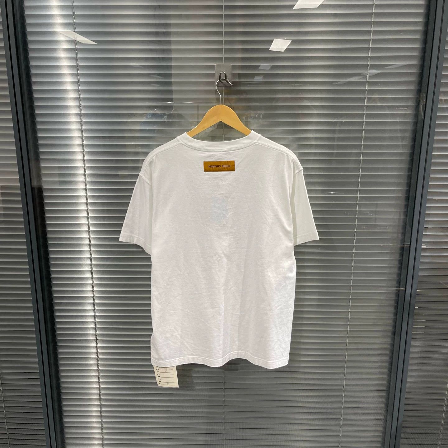 Louis Vuitton LV White Bestseller Embossed Tee M Near New #11613F Size US M / EU 48-50 / 2 - 2 Thumbnail