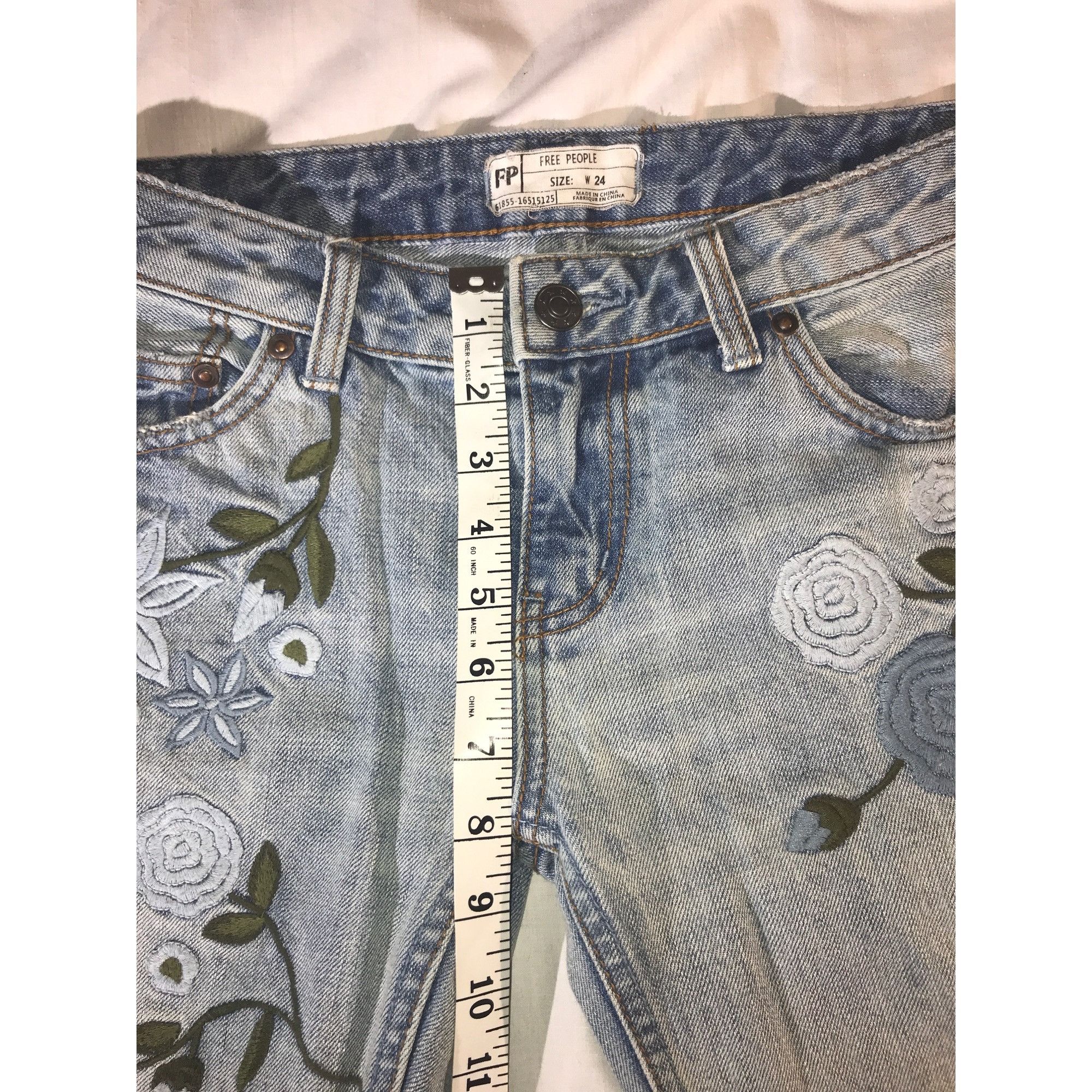 Free People Free People Women Light Blue Flower Embroidered Raw Hem Jean Size 24" / US 00 / IT 34 - 6 Thumbnail