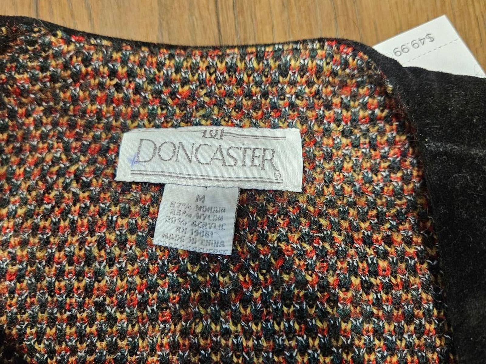 Designer Doncaster Vintage Classic Plaid Cardigan with Gold Buttons Size M / US 6-8 / IT 42-44 - 6 Thumbnail