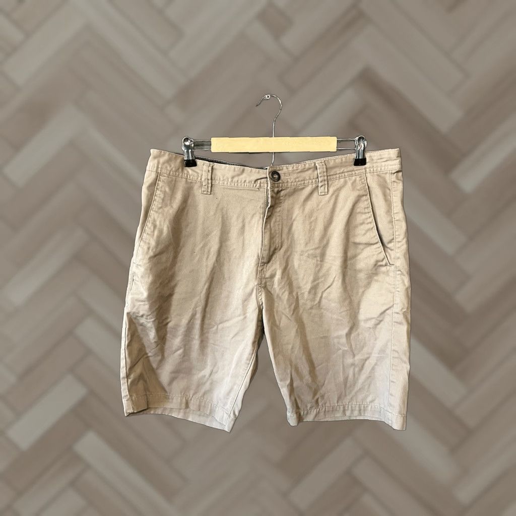 Volcom VINTAGE Volcom Mens Beige Chino Shorts 36 Regular Tan Chino Men Beige 36 Volcom Mens Shorts Size US 36 / EU 52 - 1 Thumbnail