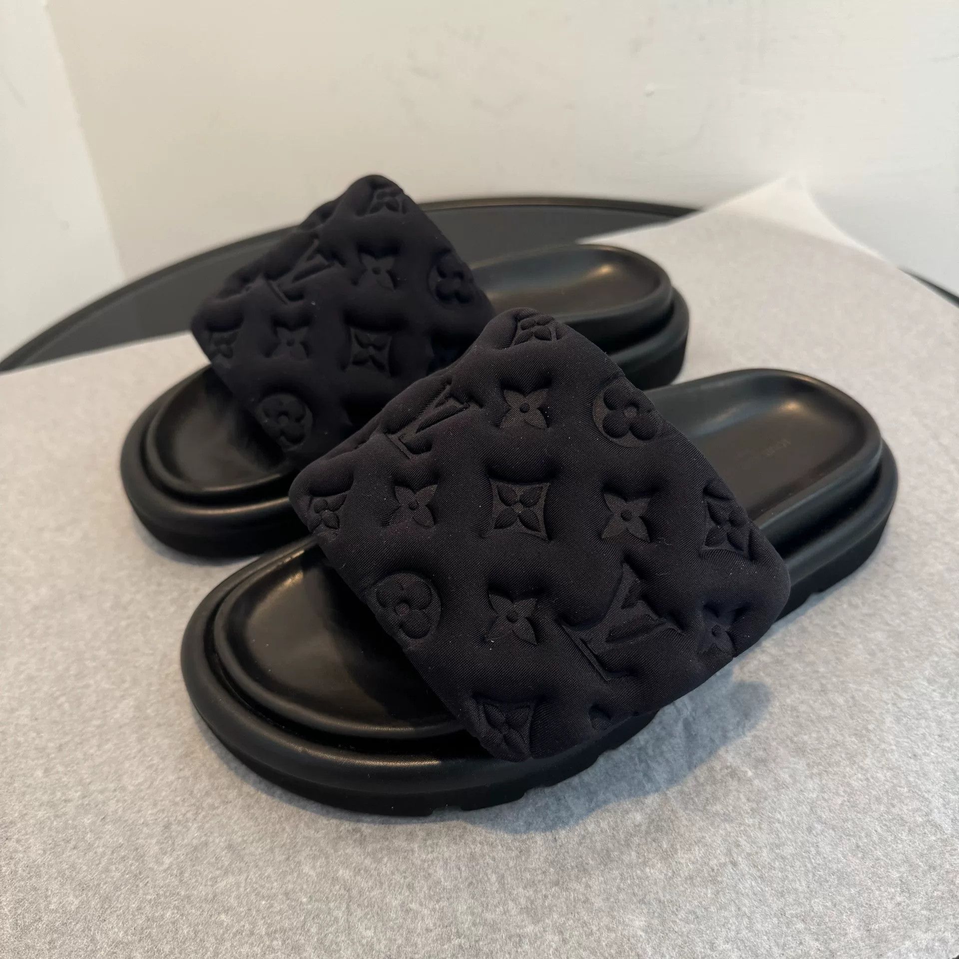 Louis Vuitton Louis Vuitton Black Sandals us_6 Women Size US 6 / IT 36 - 1 Thumbnail