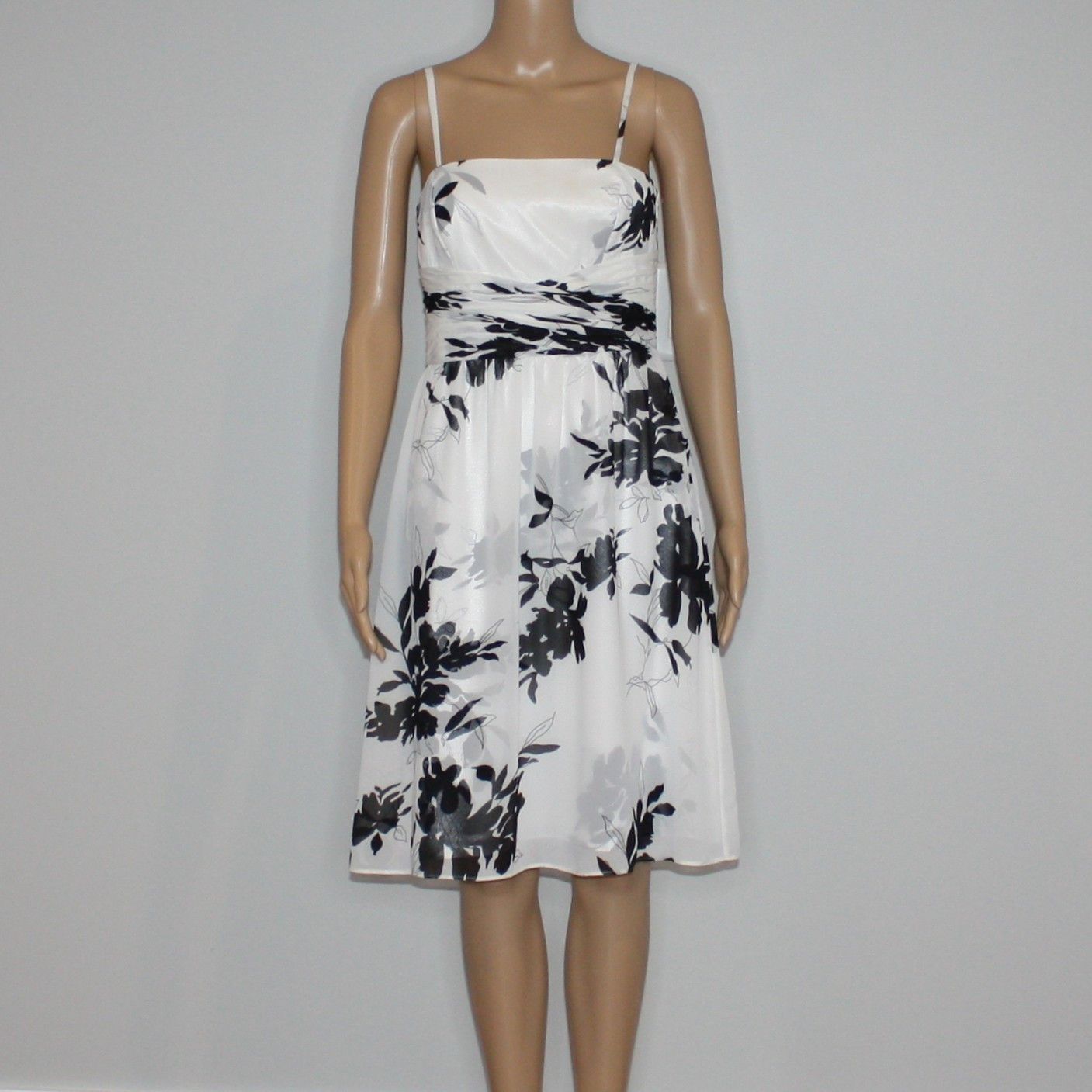 Ann Taylor White & Black Flower Floral Dress in size Petite 4 Size S / US 4 / IT 40 - 1 Thumbnail