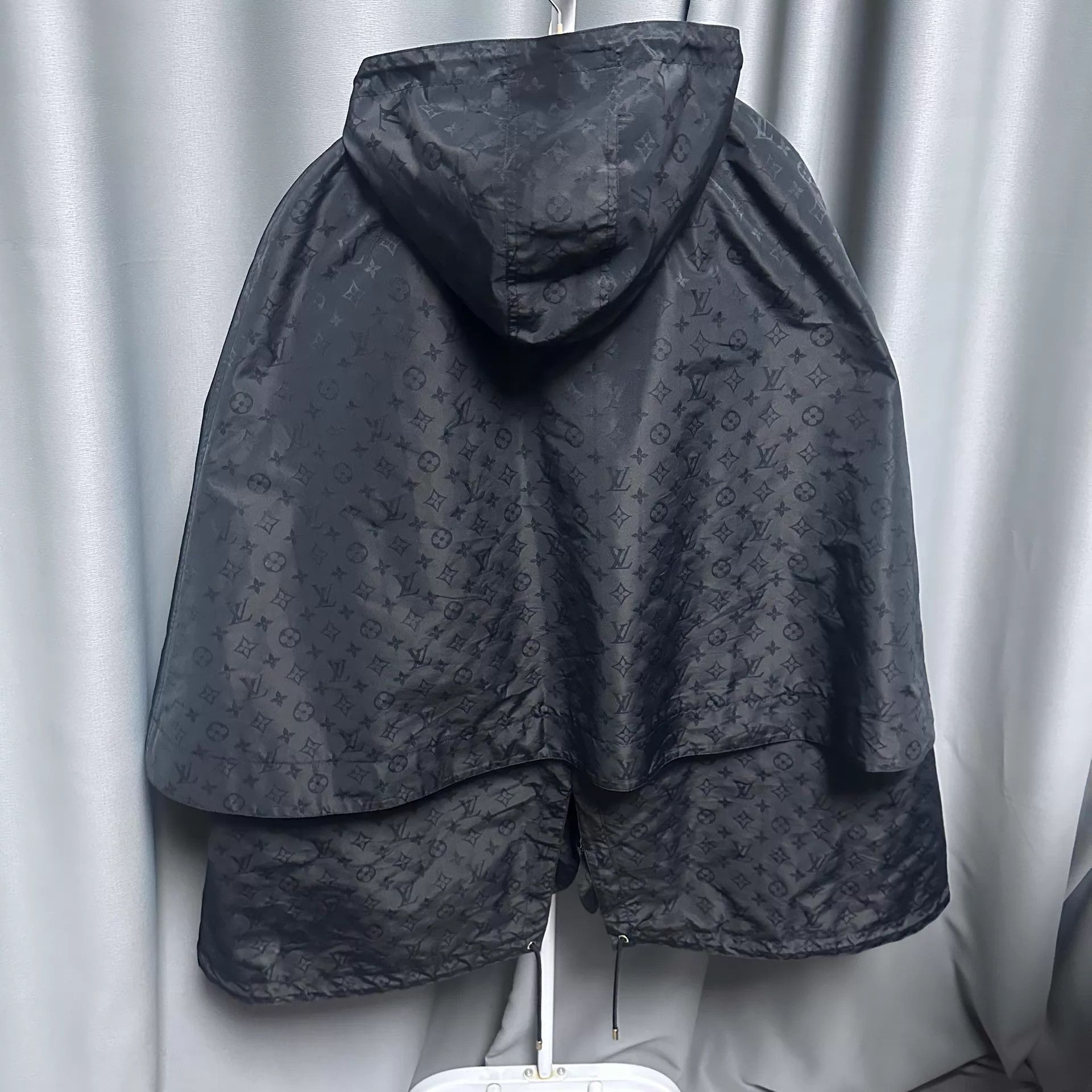 Louis Vuitton LV All Over Logo Sleeveless Puffer Cape Black Size XS / US 0-2 / IT 36-38 - 2 Thumbnail