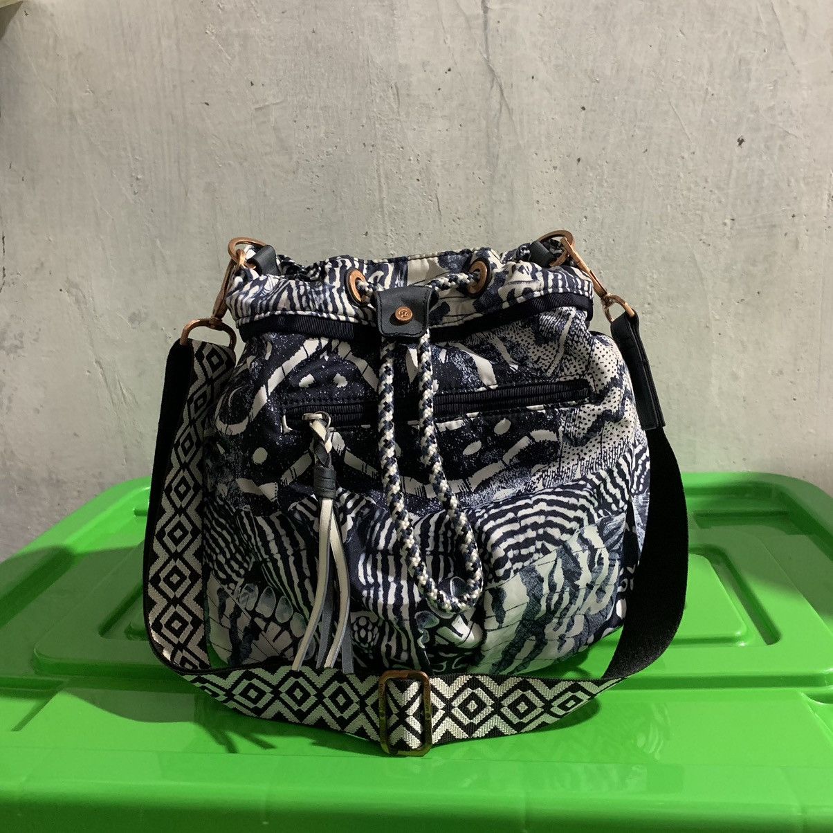Lululemon Lululemon Wanderlust Diversity Bag 2015 Winged Mosaic Blue Size ONE SIZE - 1 Thumbnail