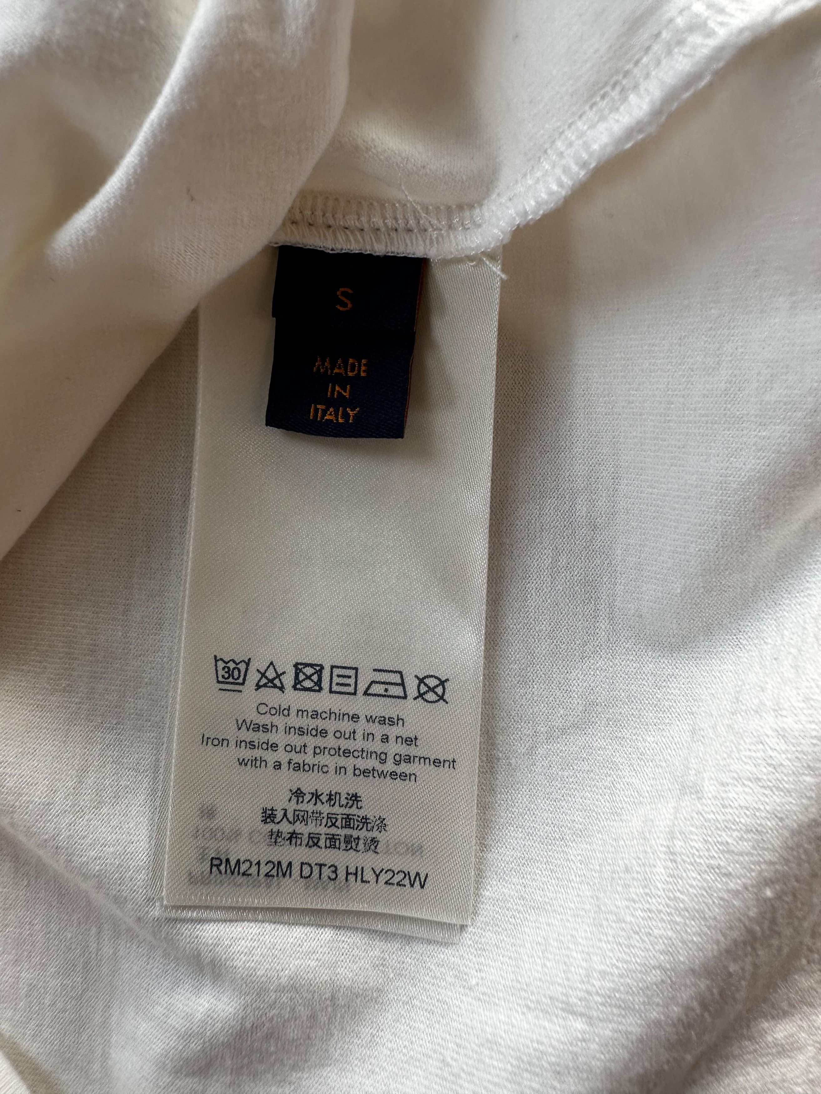Louis Vuitton Louis Vuitton White Embossed T-Shirt Size US S / EU 44-46 / 1 - 4 Thumbnail